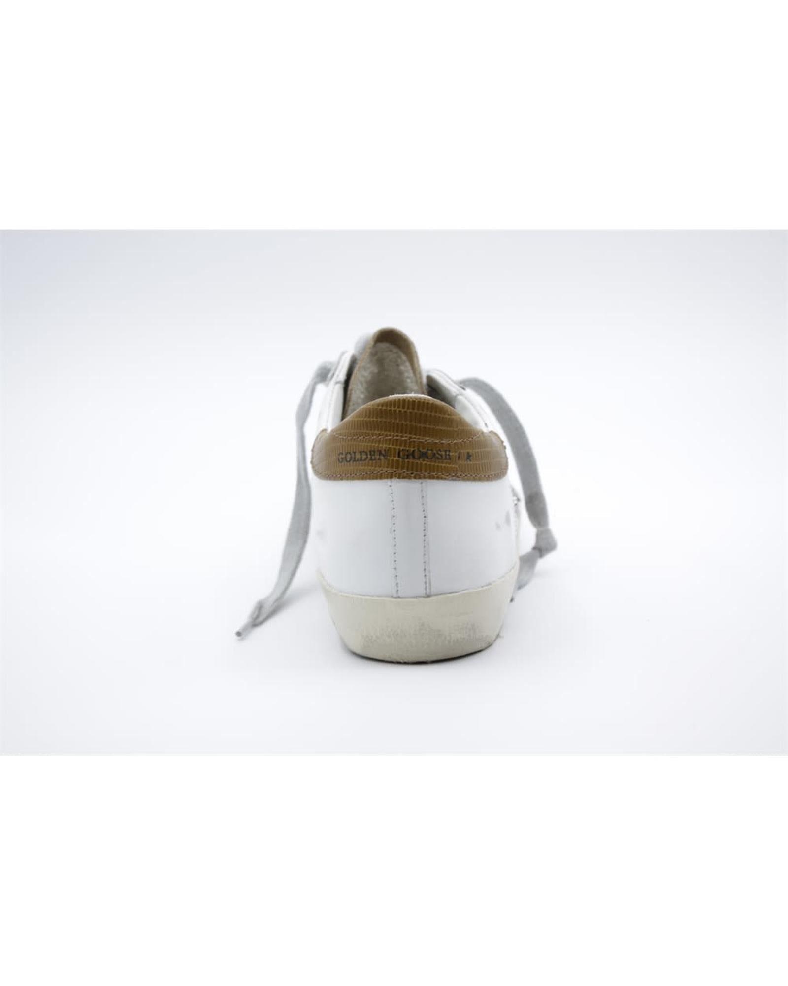 حذاء رياضي منخفض من الجلد البني والقماش من جولدن جوس