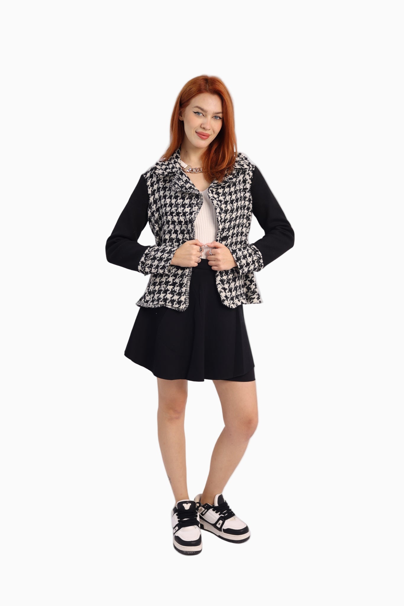 Woman wearing a Siste’s Pull Jacket black & white houndstoot jacket