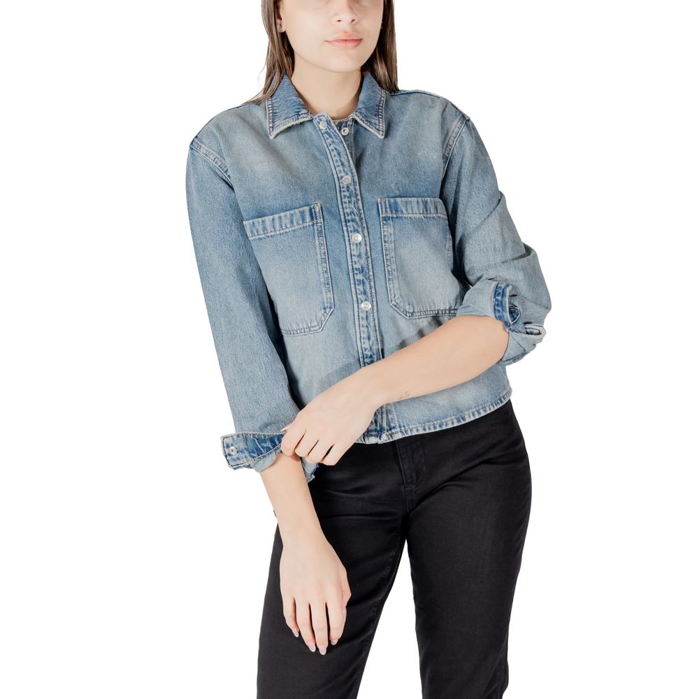 بلوزة قطنية زرقاء فاتحة فقط