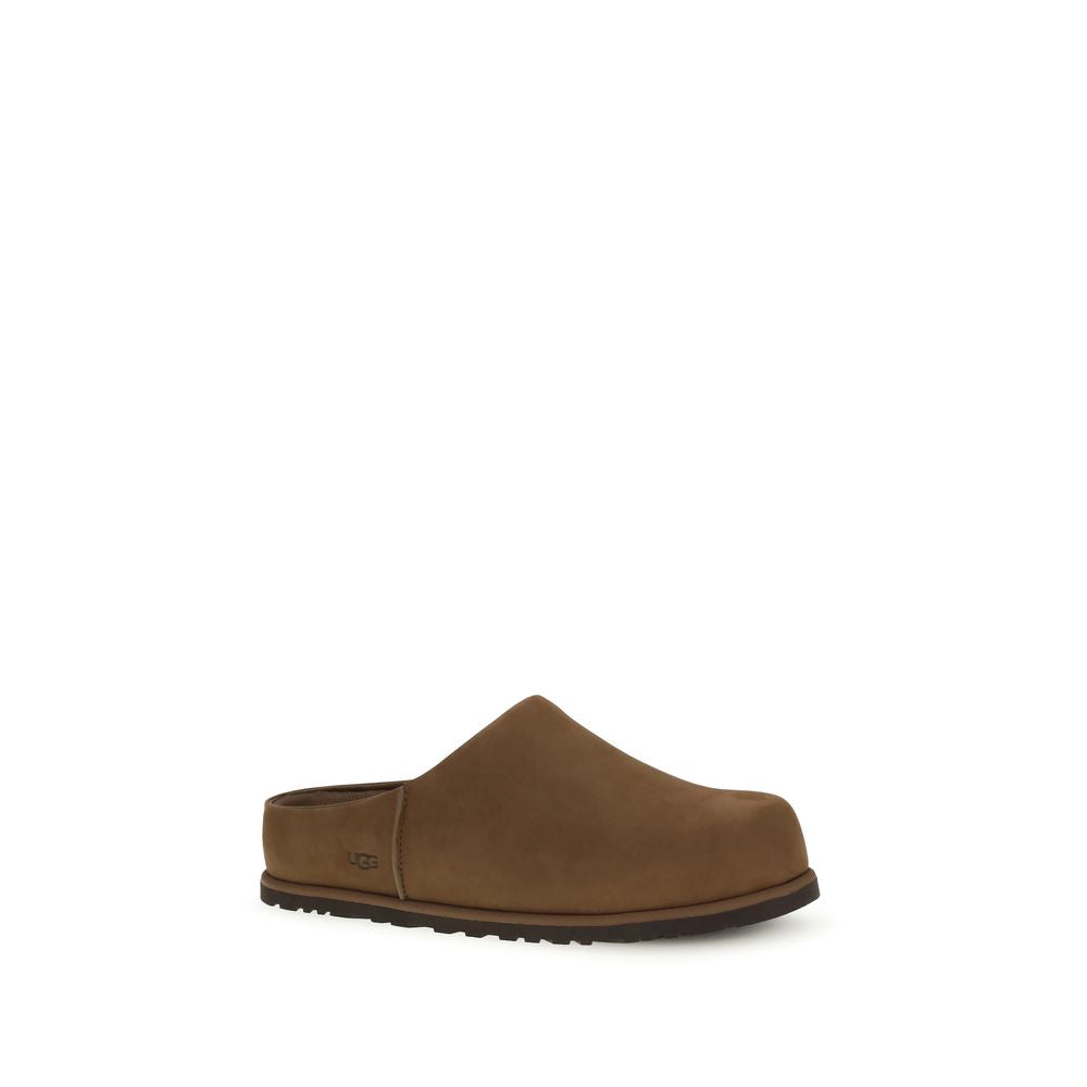 حذاء UGG بني اللون من جلد العجل، طراز Bos Taurus، مفتوح من الخلف