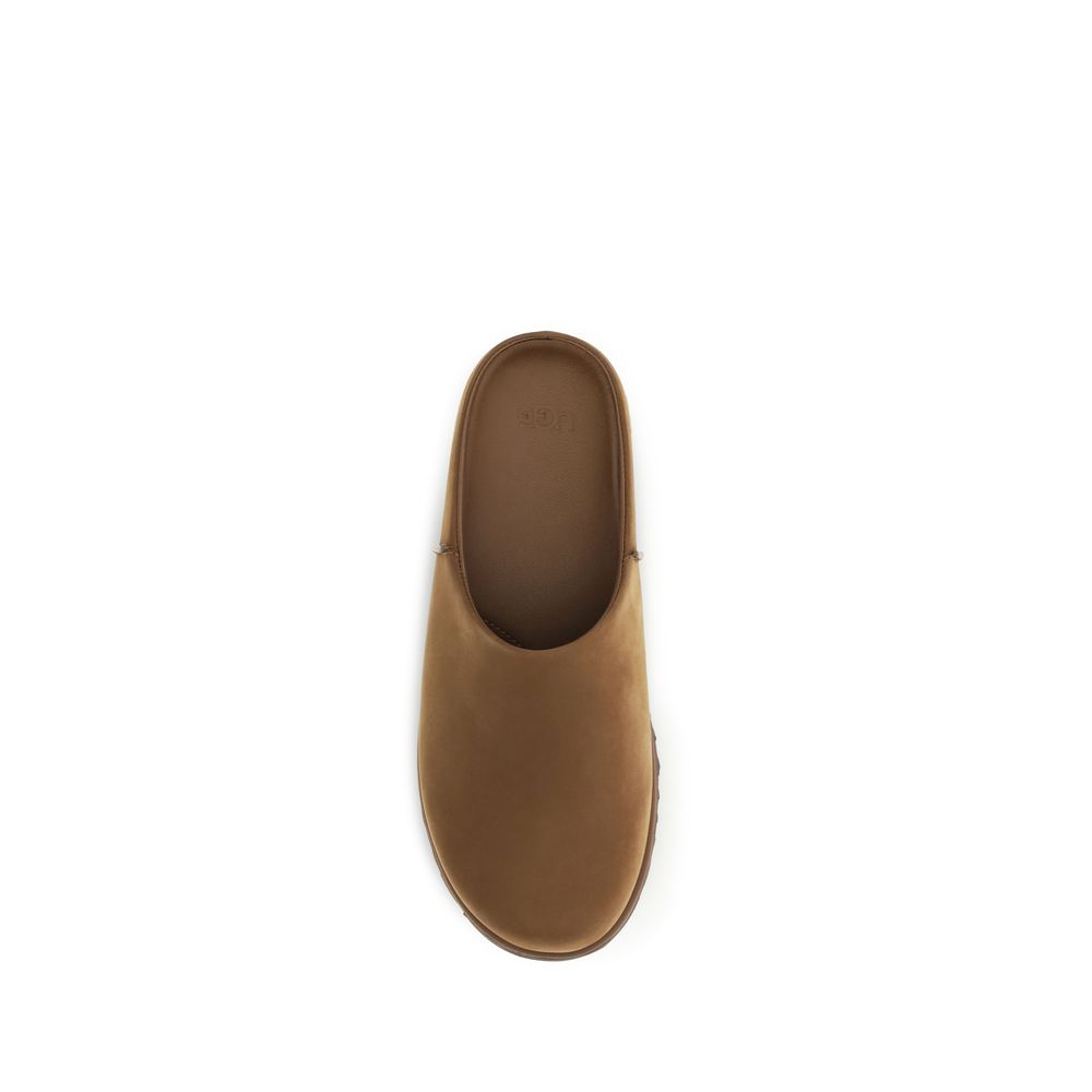 حذاء UGG بني اللون من جلد العجل، طراز Bos Taurus، مفتوح من الخلف
