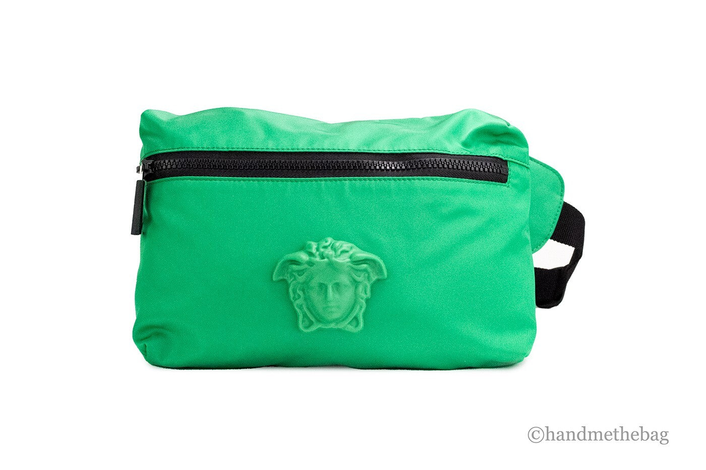 حقيبة خصر فيرساتشي صغيرة بلون أخضر زمردي لامع من النايلون غير اللامع بتصميم ميدوسا