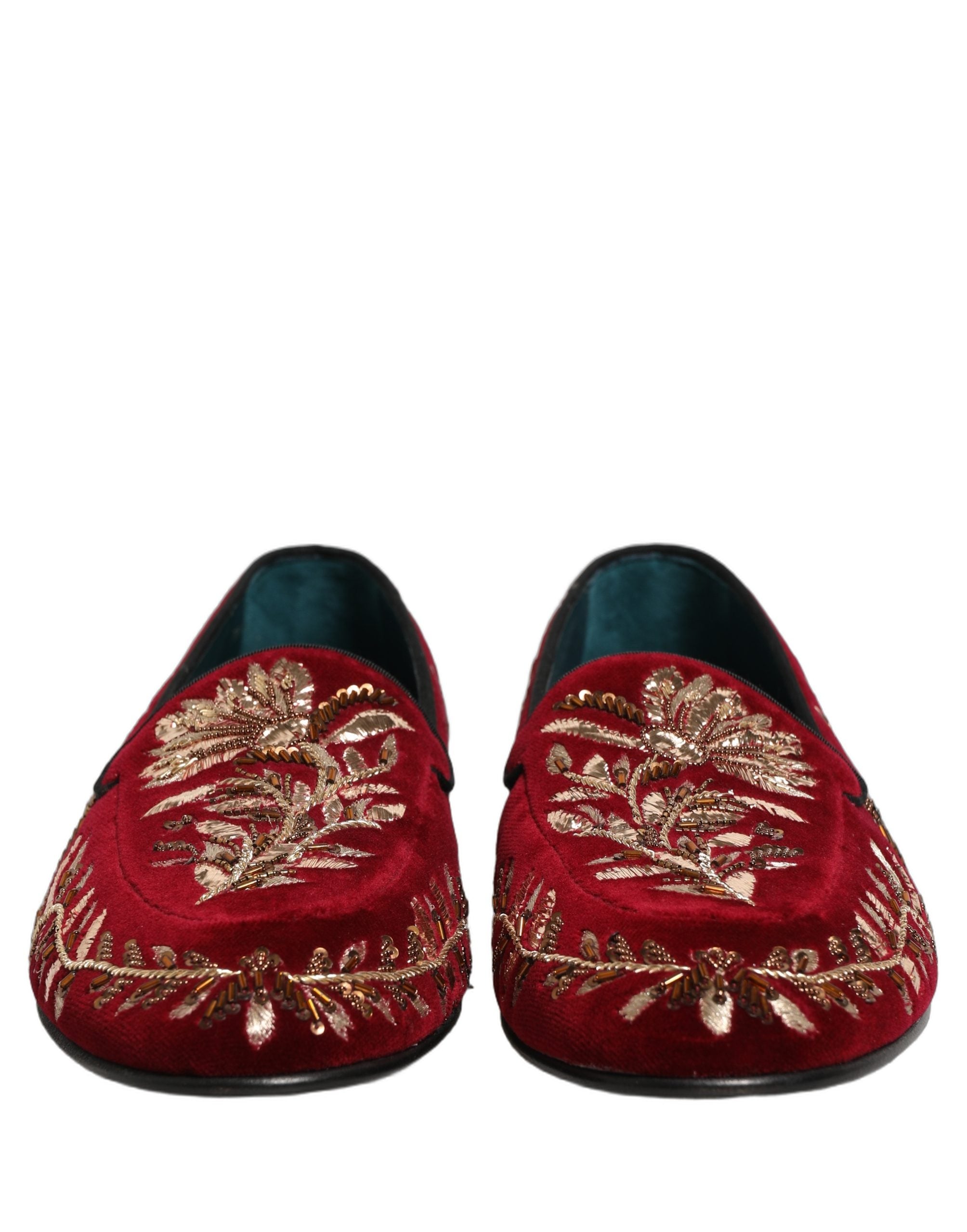 حذاء دولتشي آند غابانا من المخمل الأحمر مطرز بالزهور