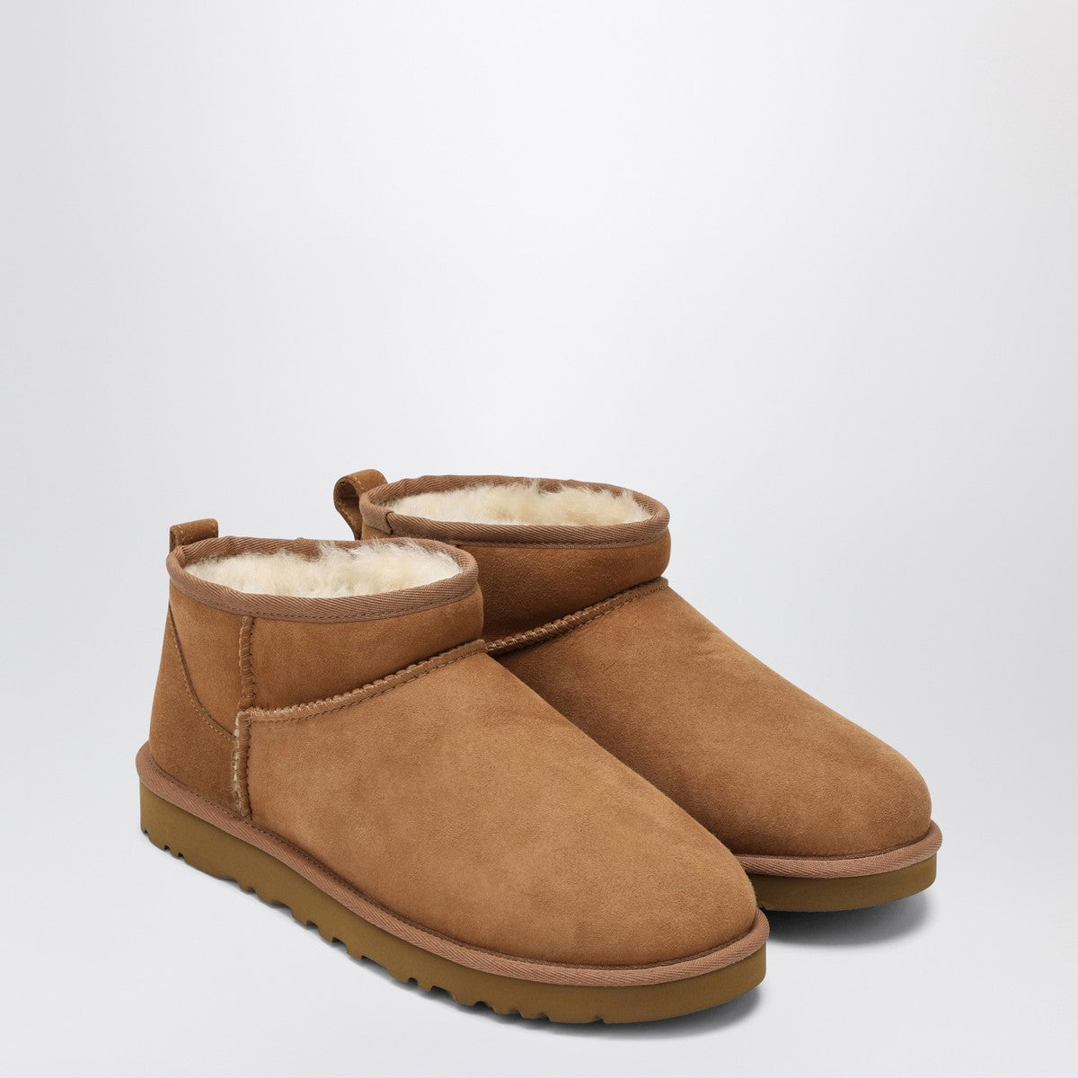 بوتات Ugg UGG الكلاسيكية القصيرة للغاية باللون الكستنائي
