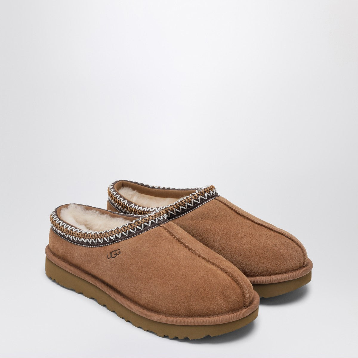 حذاء Ugg Tasman سهل الارتداء من الجلد الكستنائي