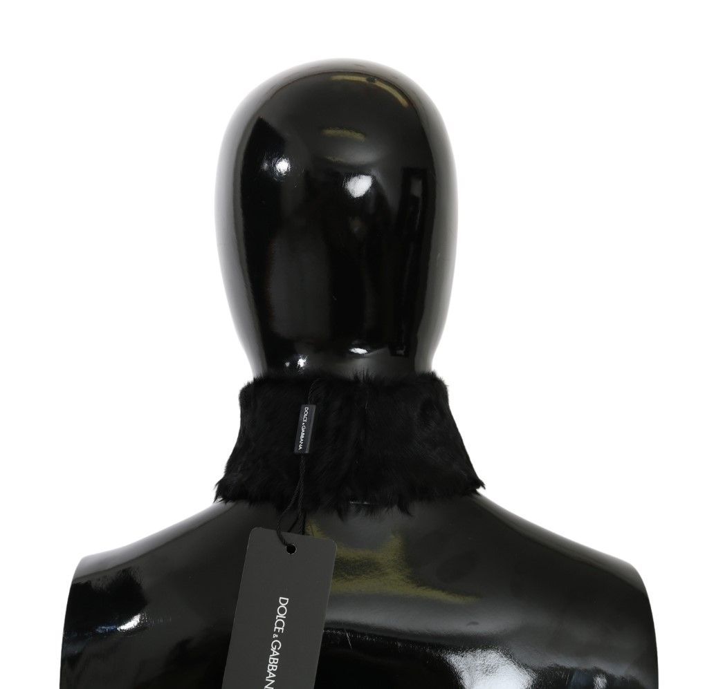 وشاح دولتشي آند غابانا الأسود المصنوع من الفرو مع طوق للرقبة من جلد الحمل