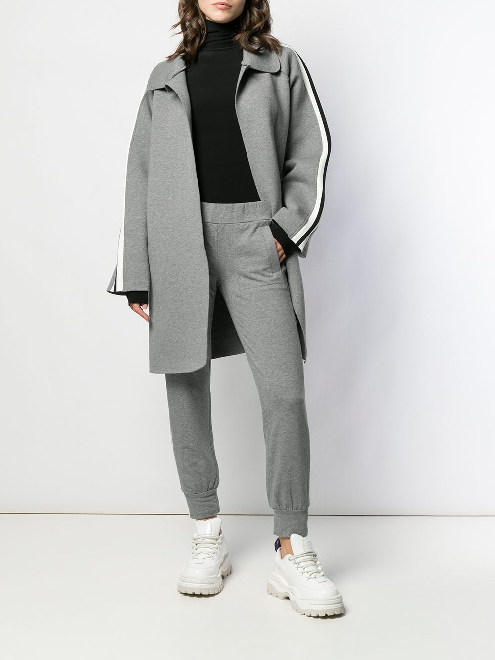 نورما كمالي نورما كمالي كنزة سوداء