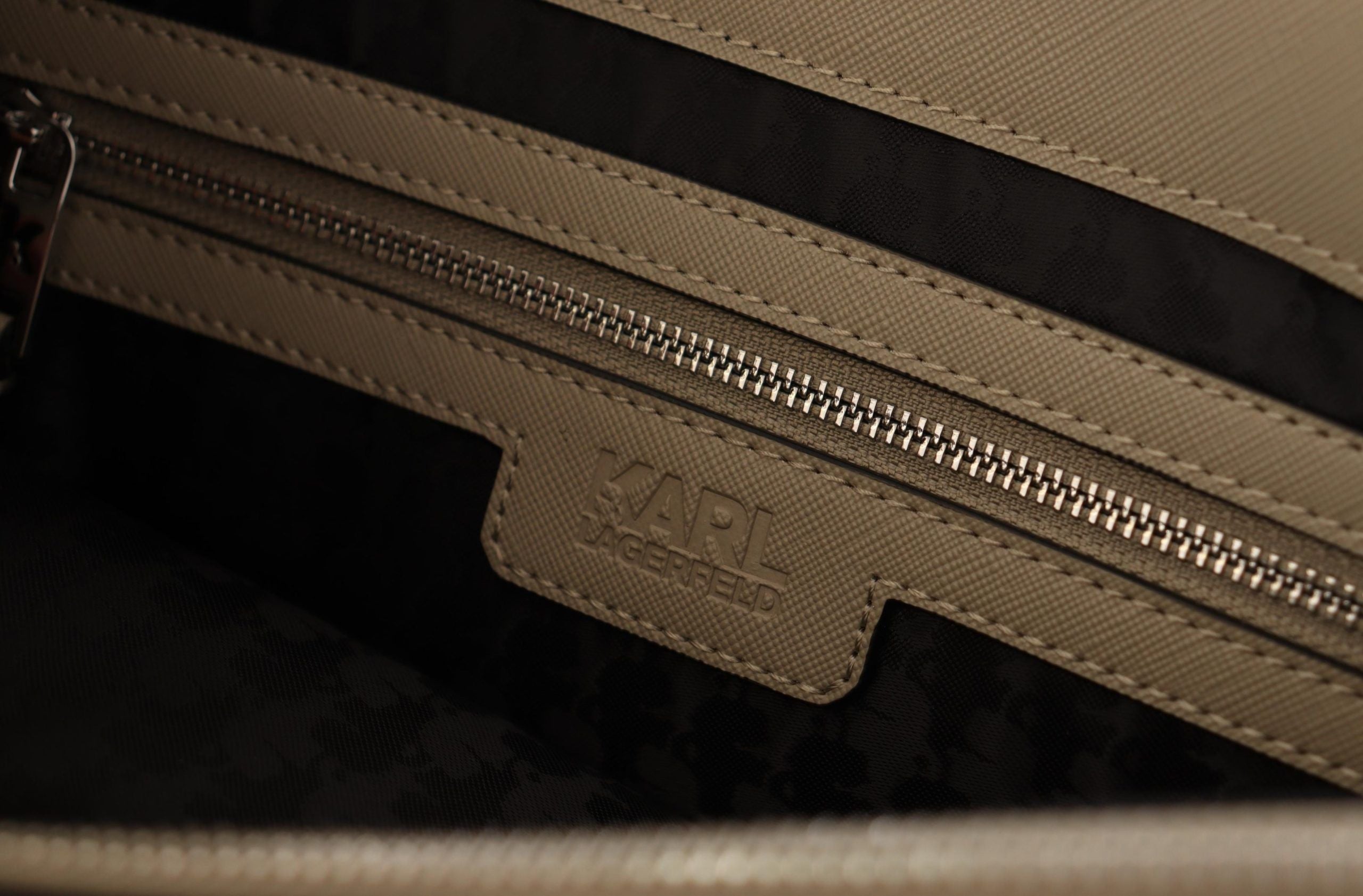 حقيبة كتف أنيقة باللون الأخضر المريمية من كارل لاغرفيلد