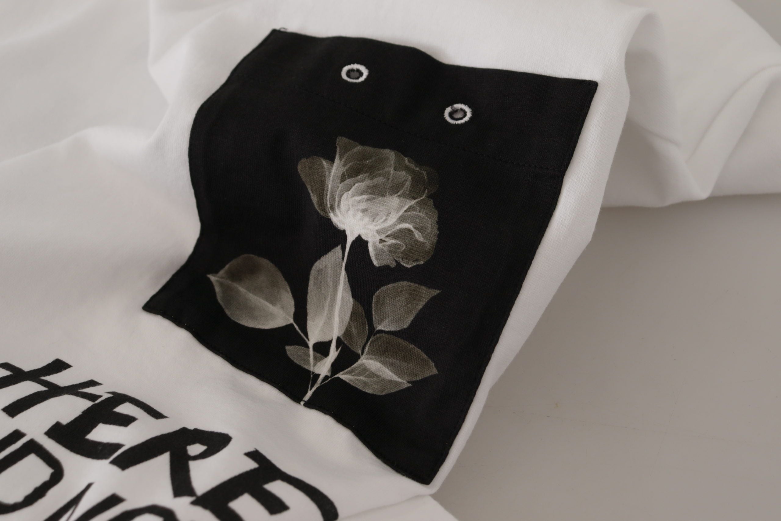 تي شيرت دولتشي آند غابانا أبيض بطبعة شعار، بياقة دائرية، قطني