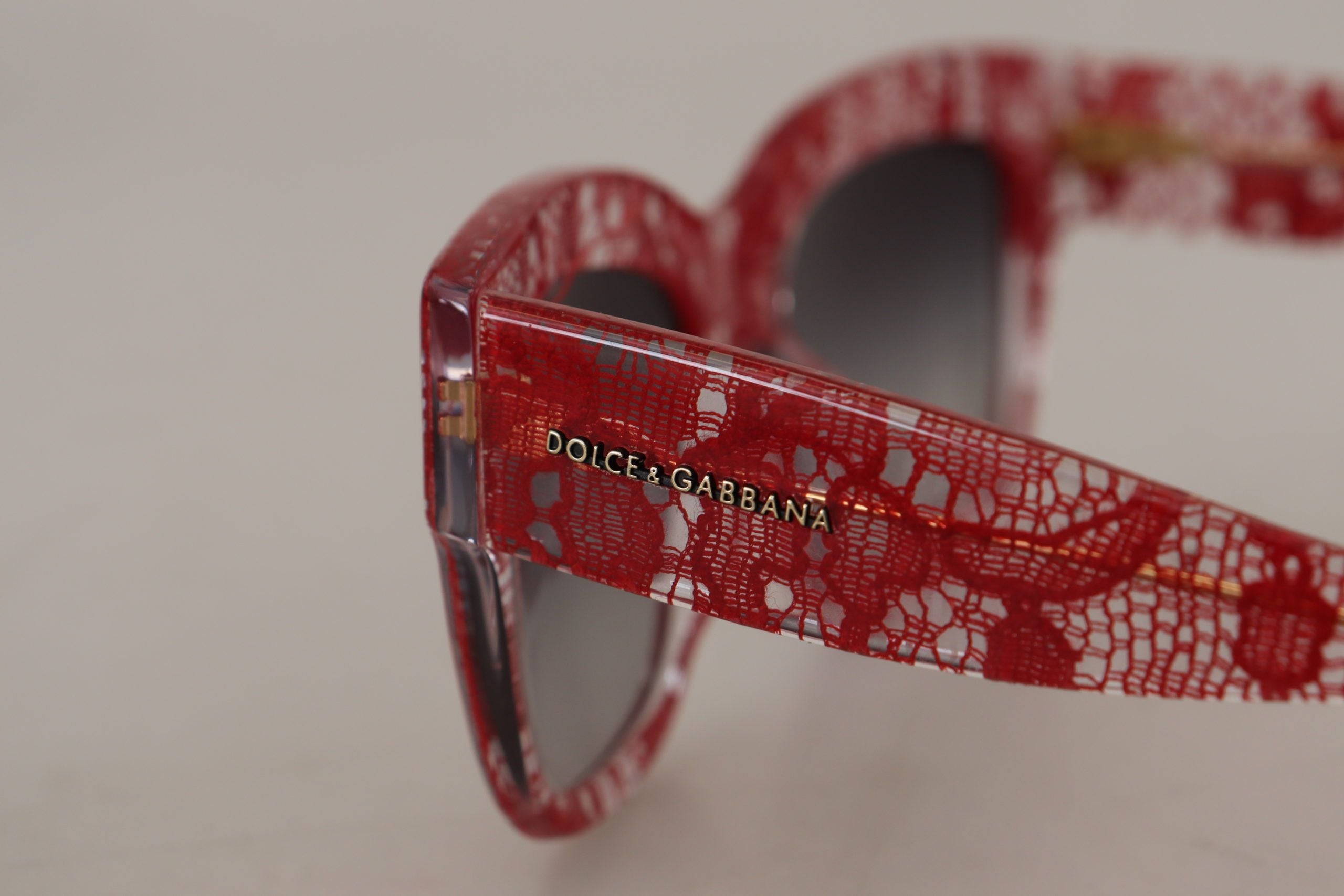 نظارة شمسية دولتشي آند غابانا الحمراء ذات الإطار المستطيل من الأسيتات DG4231F