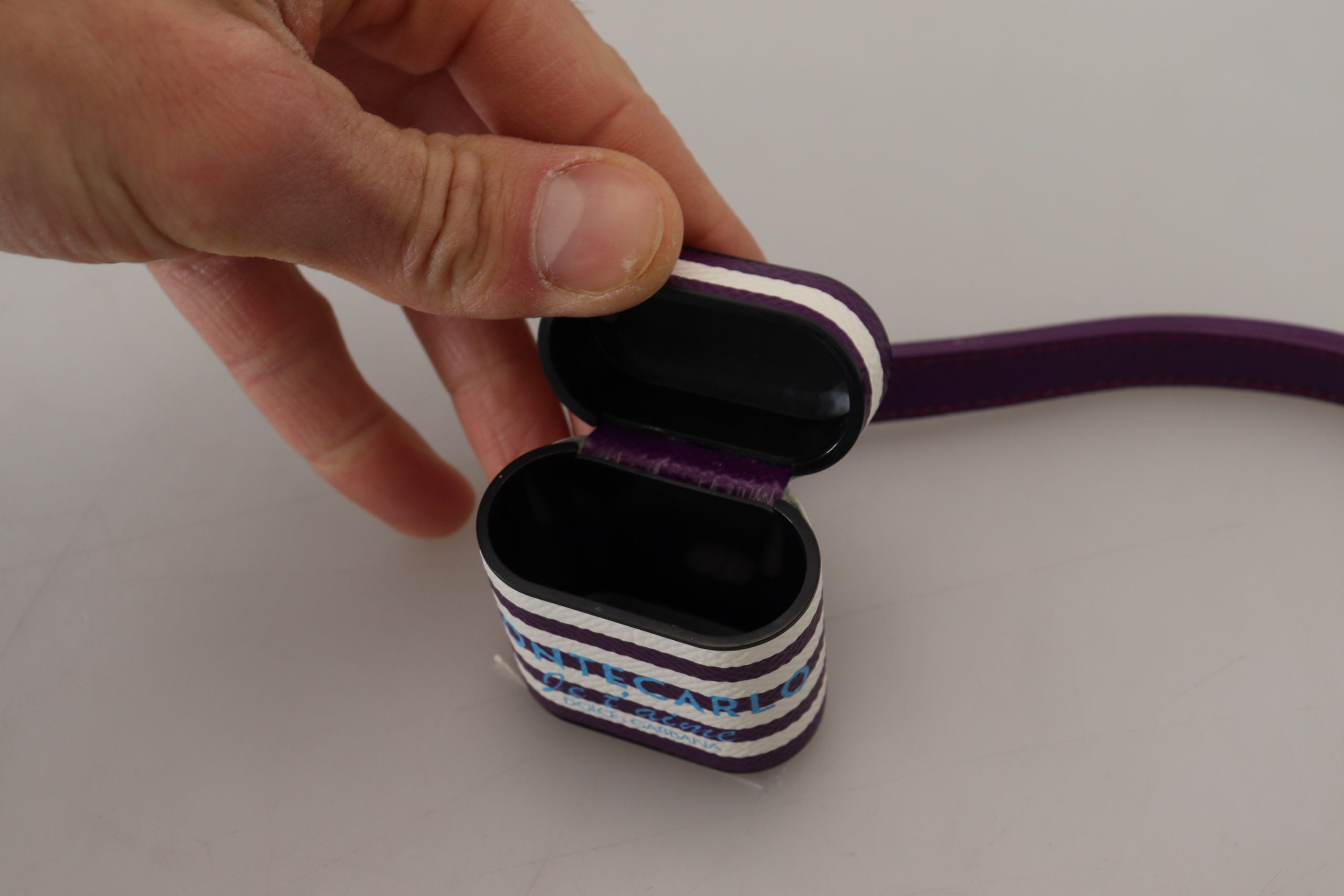 حافظة سماعات Airpods من دولتشي آند غابانا بحزام جلدي بنفسجي وشعار معدني ذهبي