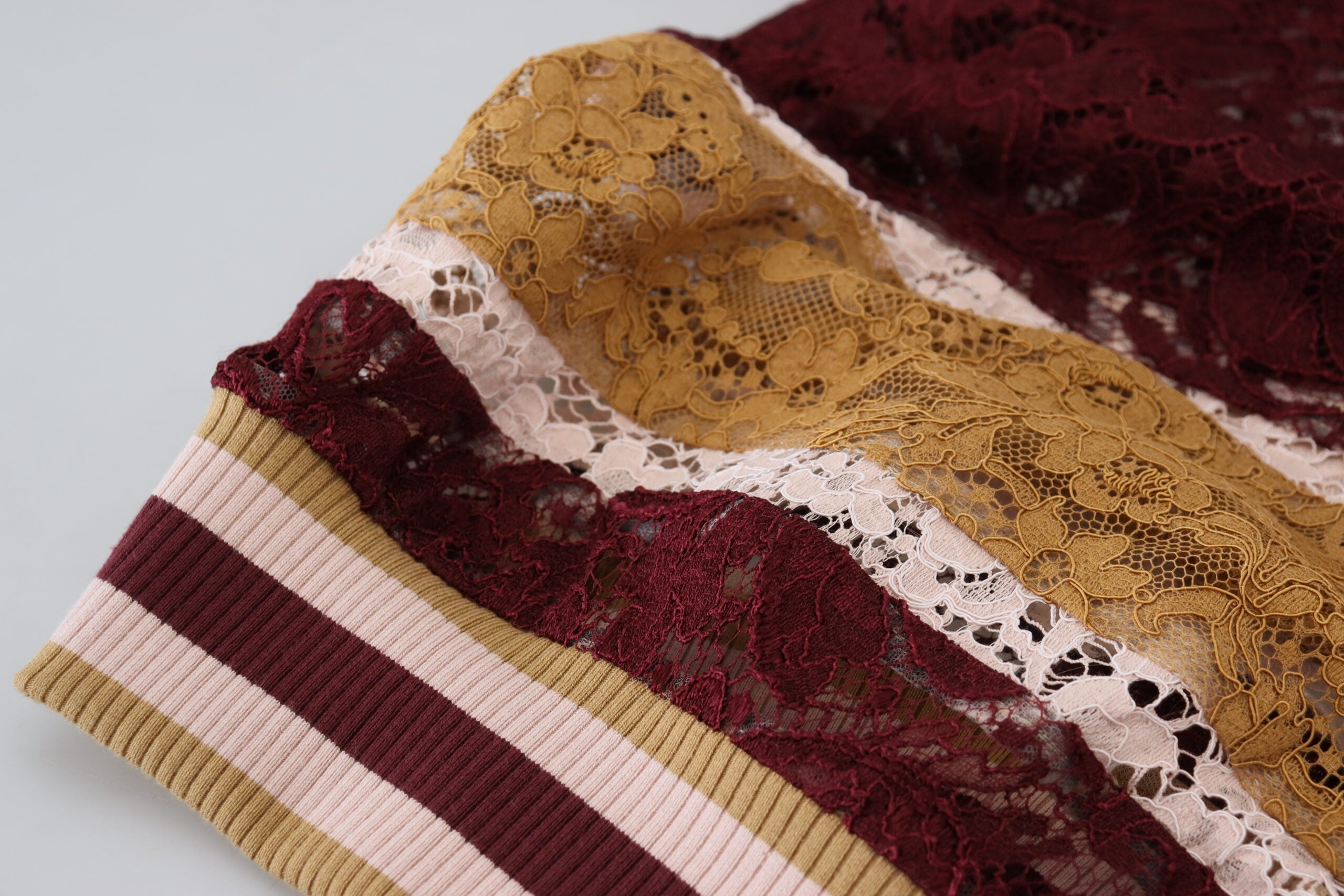 سترة دولتشي آند غابانا متعددة الألوان من الدانتيل بفتحة رقبة على شكل حرف V