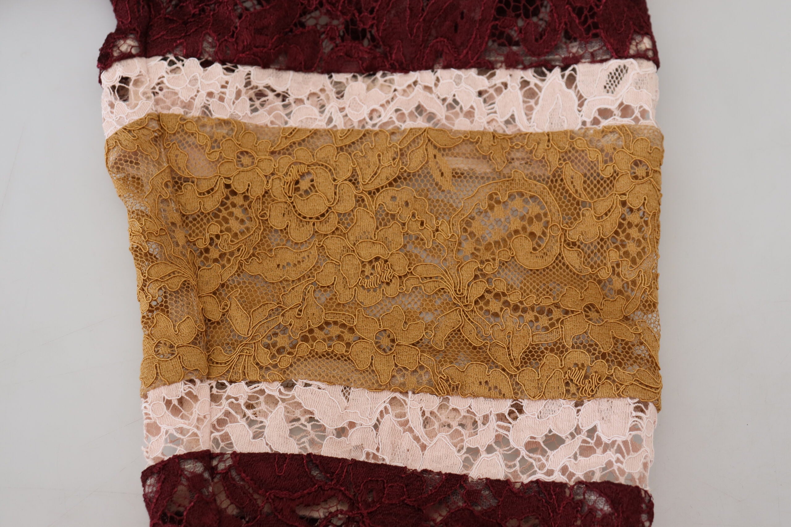 سترة دولتشي آند غابانا متعددة الألوان من الدانتيل بفتحة رقبة على شكل حرف V