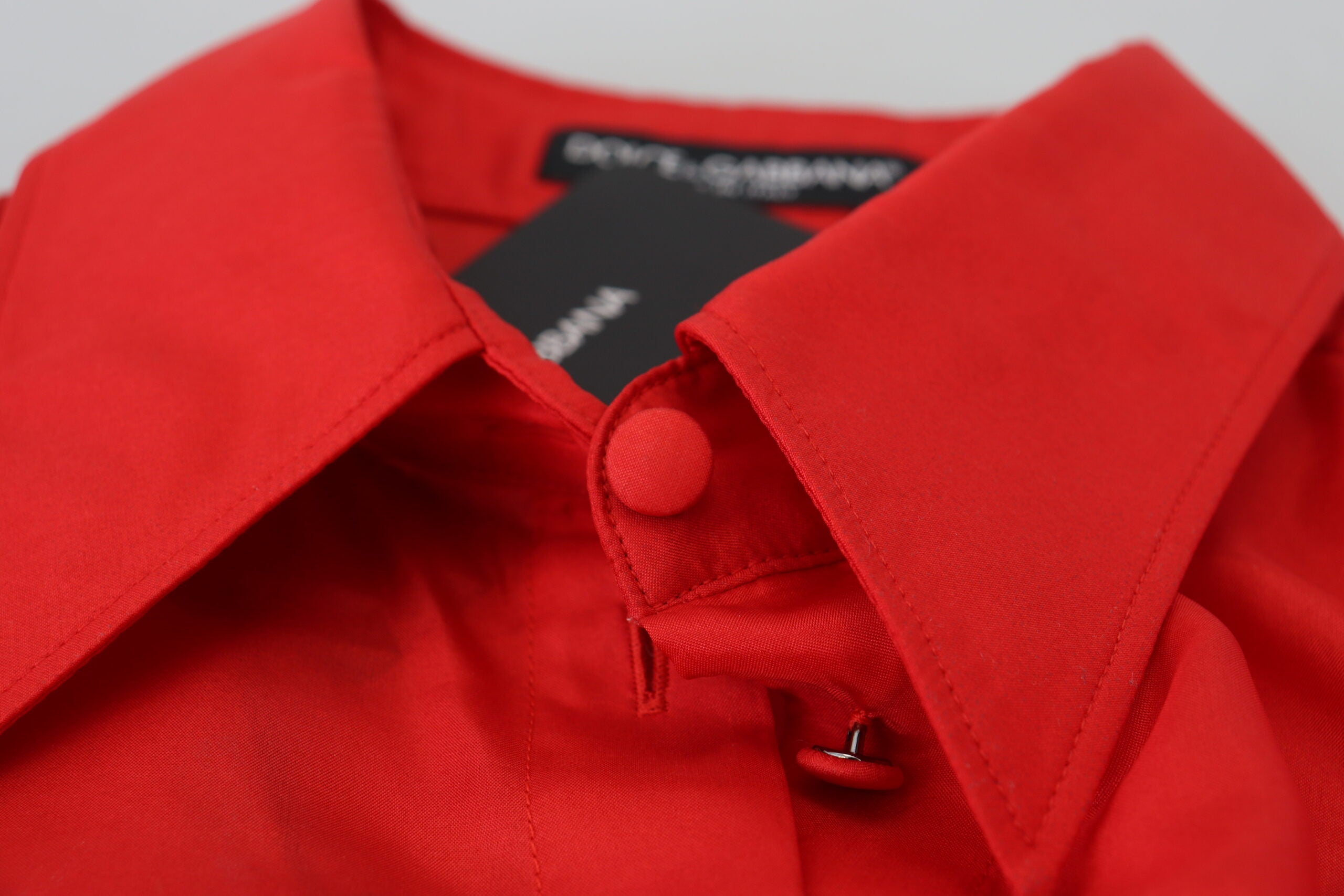 قميص دولتشي آند غابانا الأحمر الحريري بأكمام طويلة وياقة