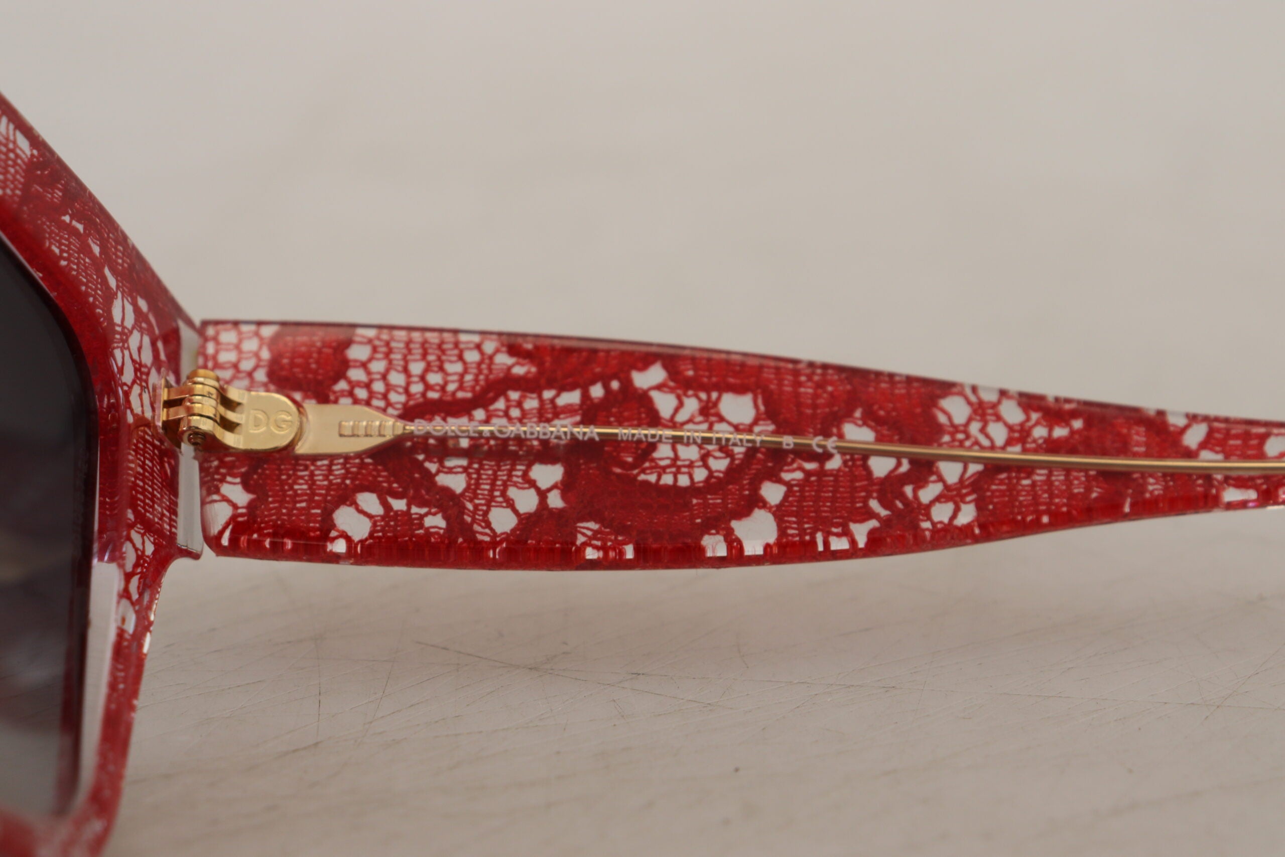 نظارة شمسية دولتشي آند غابانا الحمراء DG4231F بتصميم مستطيل من الأسيتات الدانتيل