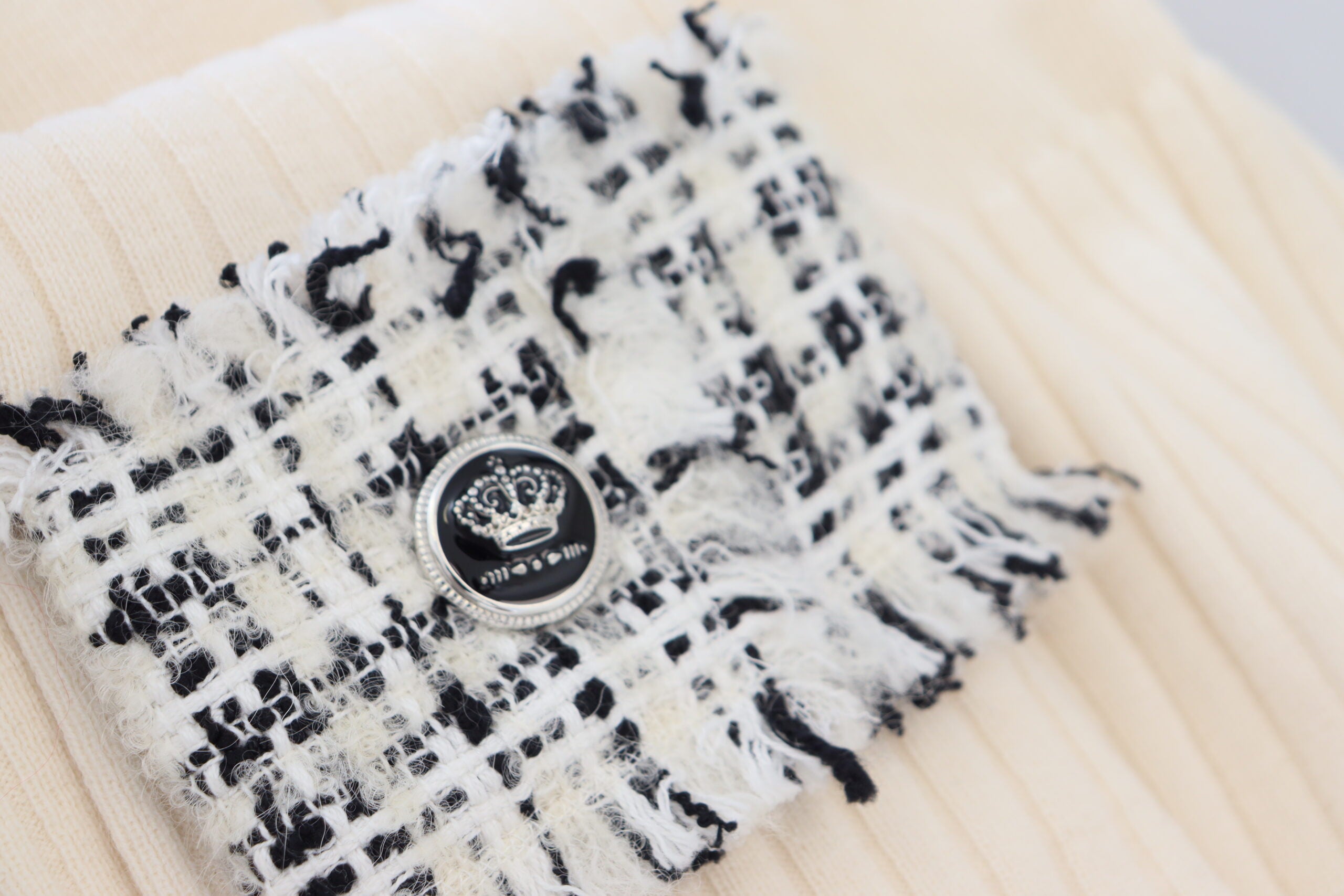 سترة دولتشي آند غابانا العاجية ذات الياقة المدورة والأكمام الممزقة