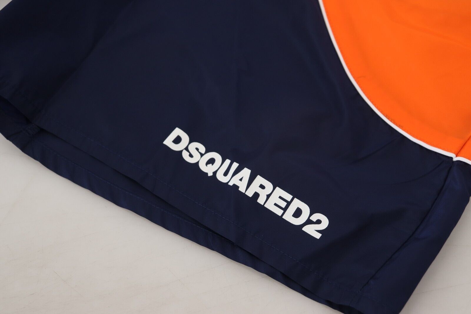 شورت سباحة رجالي قصير مطبوع عليه شعار Dsquared² متعدد الألوان