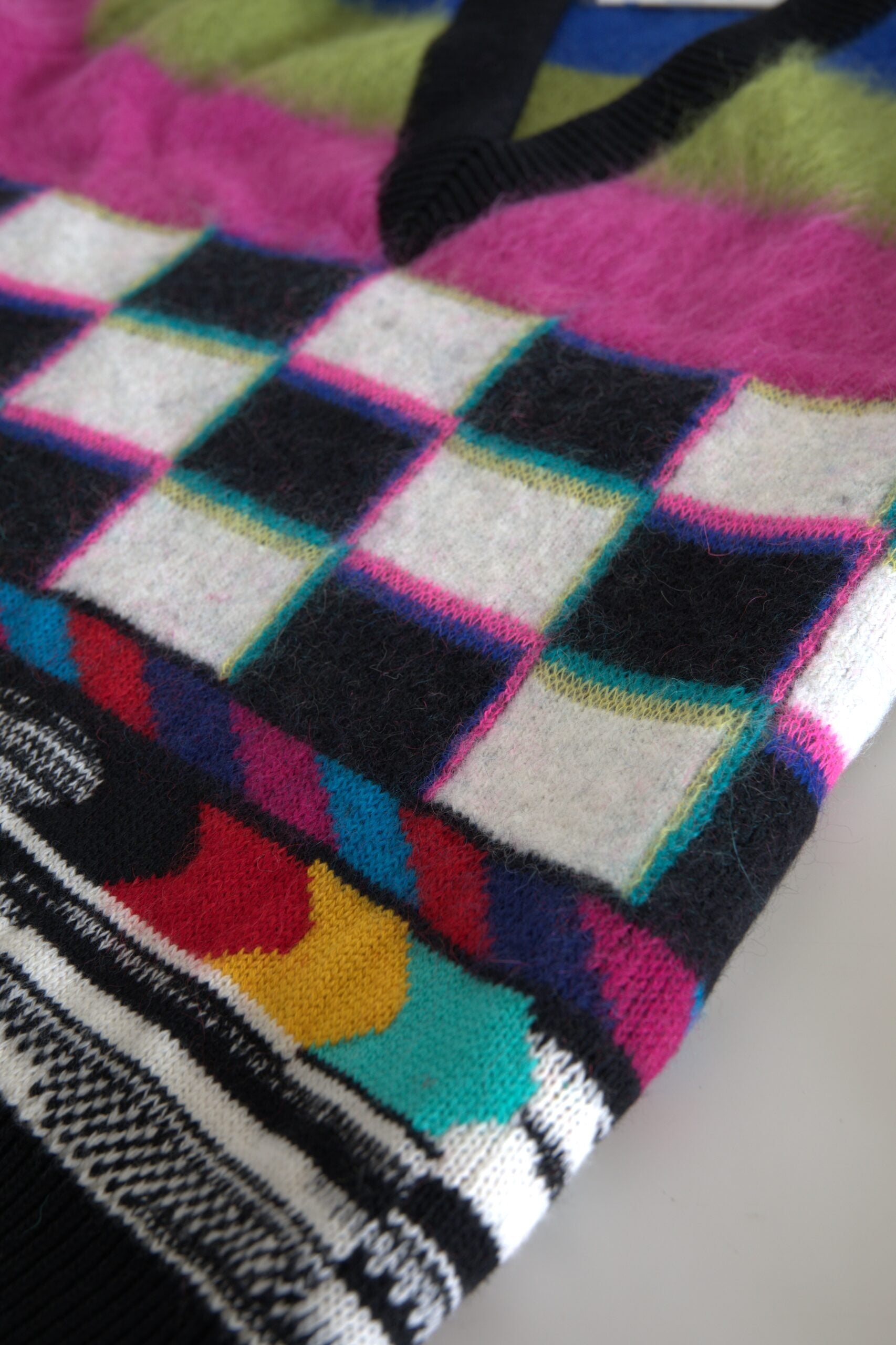 سترة دولتشي آند غابانا متعددة الألوان بخطوط وفتحة رقبة على شكل حرف V