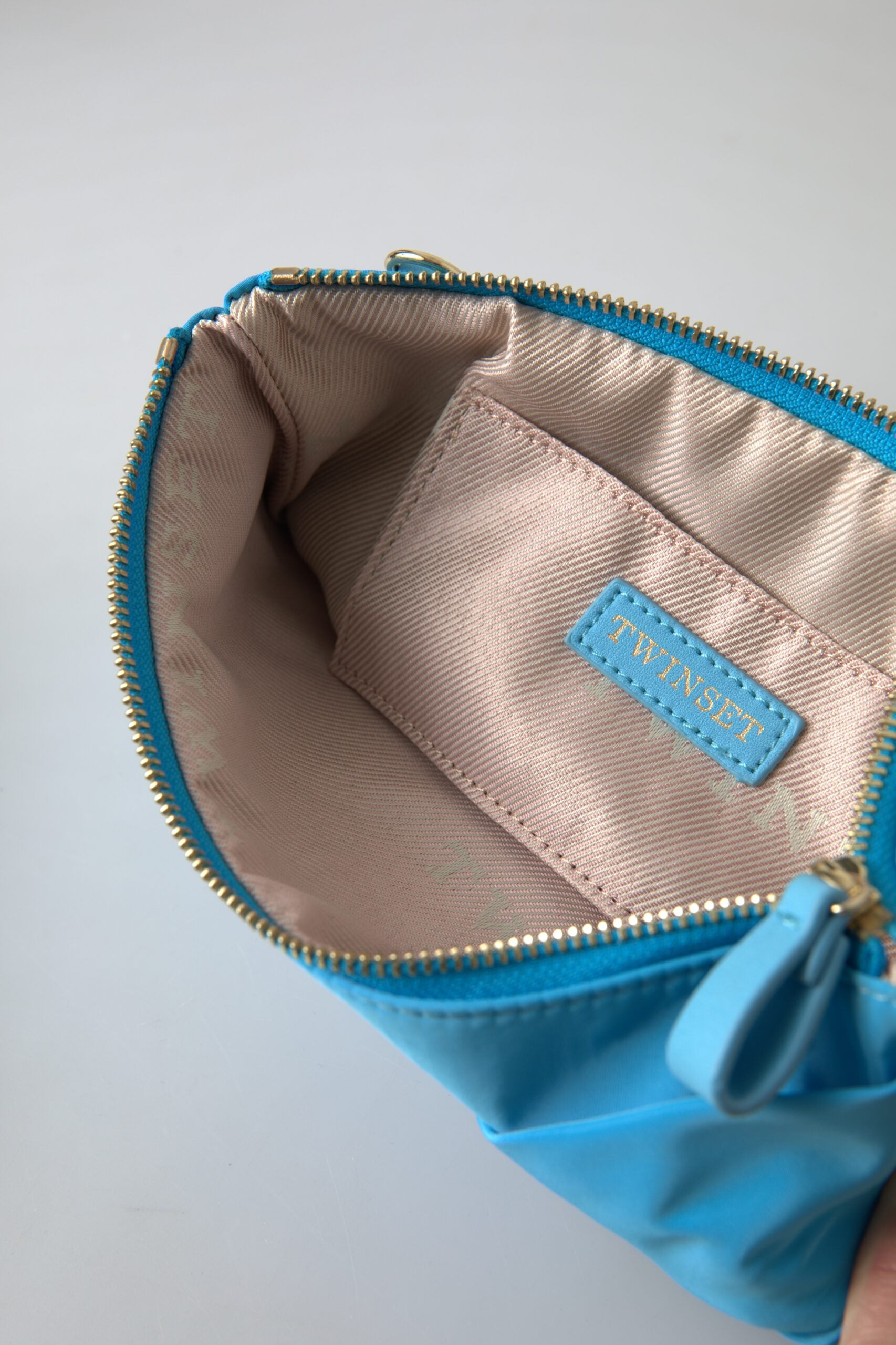 حقيبة كلاتش نسائية من توين ست، زرقاء اللون، من حرير التفتا، بعقدة كبيرة، وسحاب، وشعار بورصة