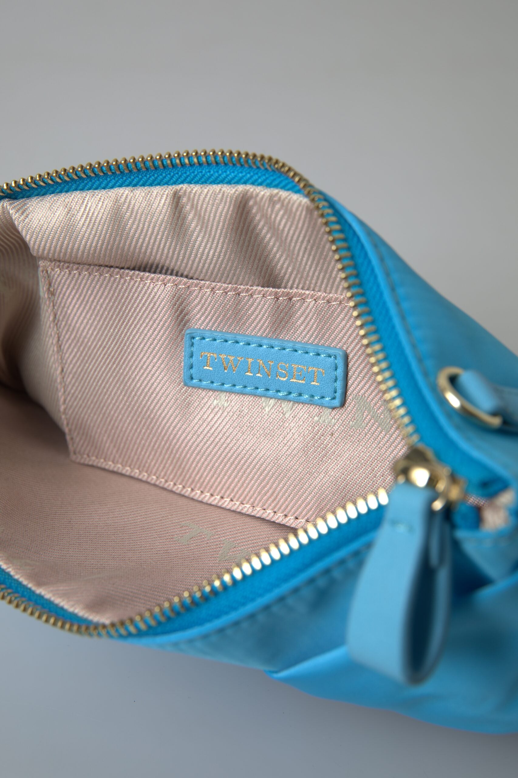 حقيبة كلاتش نسائية من توين ست، زرقاء اللون، من حرير التفتا، بعقدة كبيرة، وسحاب، وشعار بورصة