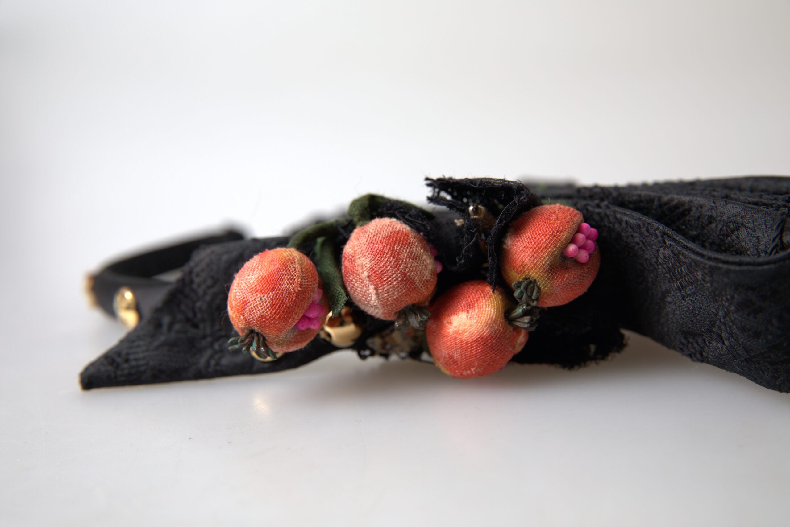 عصابة رأس من دولتشي آند غابانا باللون الأسود مع تاج كريستالي متعدد الألوان على شكل فاكهة التين