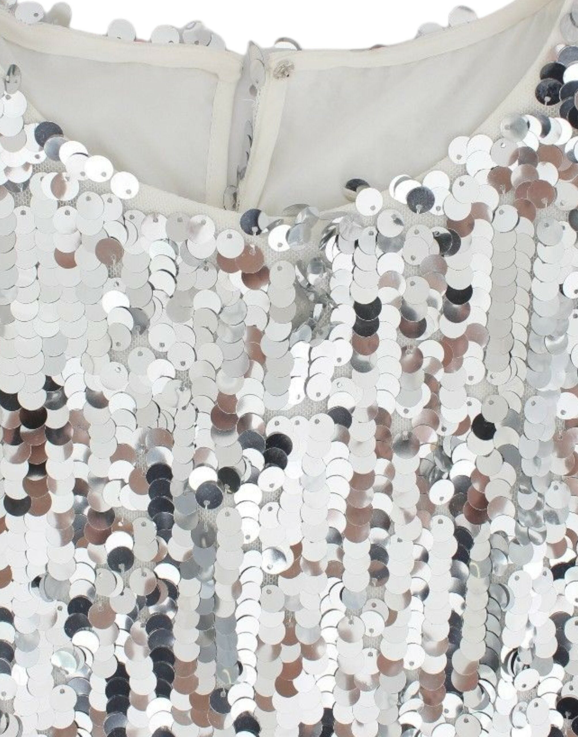 بلوزة تي شيرت من دولتشي آند غابانا فضية مرصعة بالترتر مع رقبة دائرية