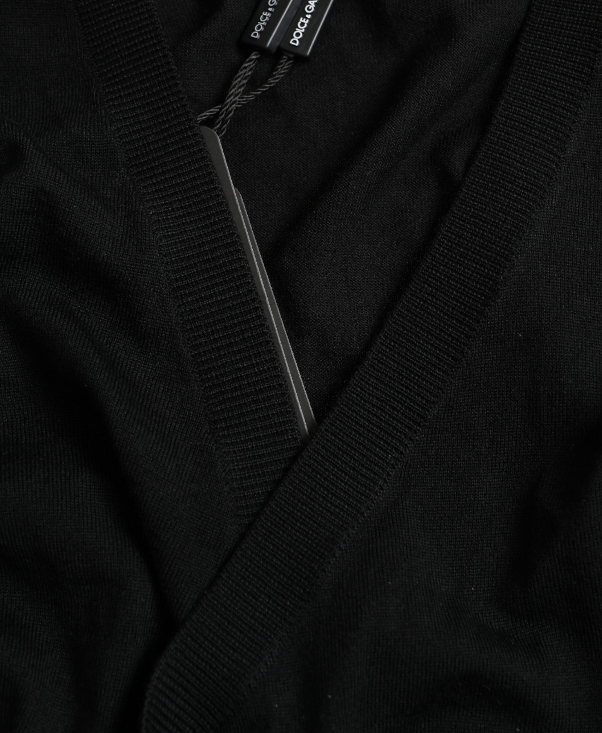 سترة كارديجان سوداء من الصوف بفتحة رقبة على شكل حرف V من دولتشي آند غابانا