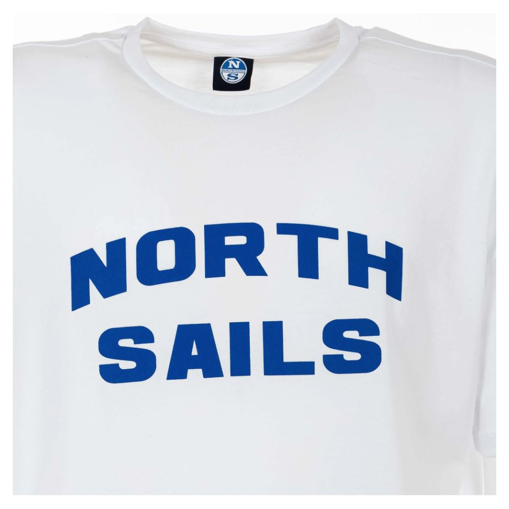 تي شيرت قطني أبيض أنيق من North Sails بشعار أزرق جريء