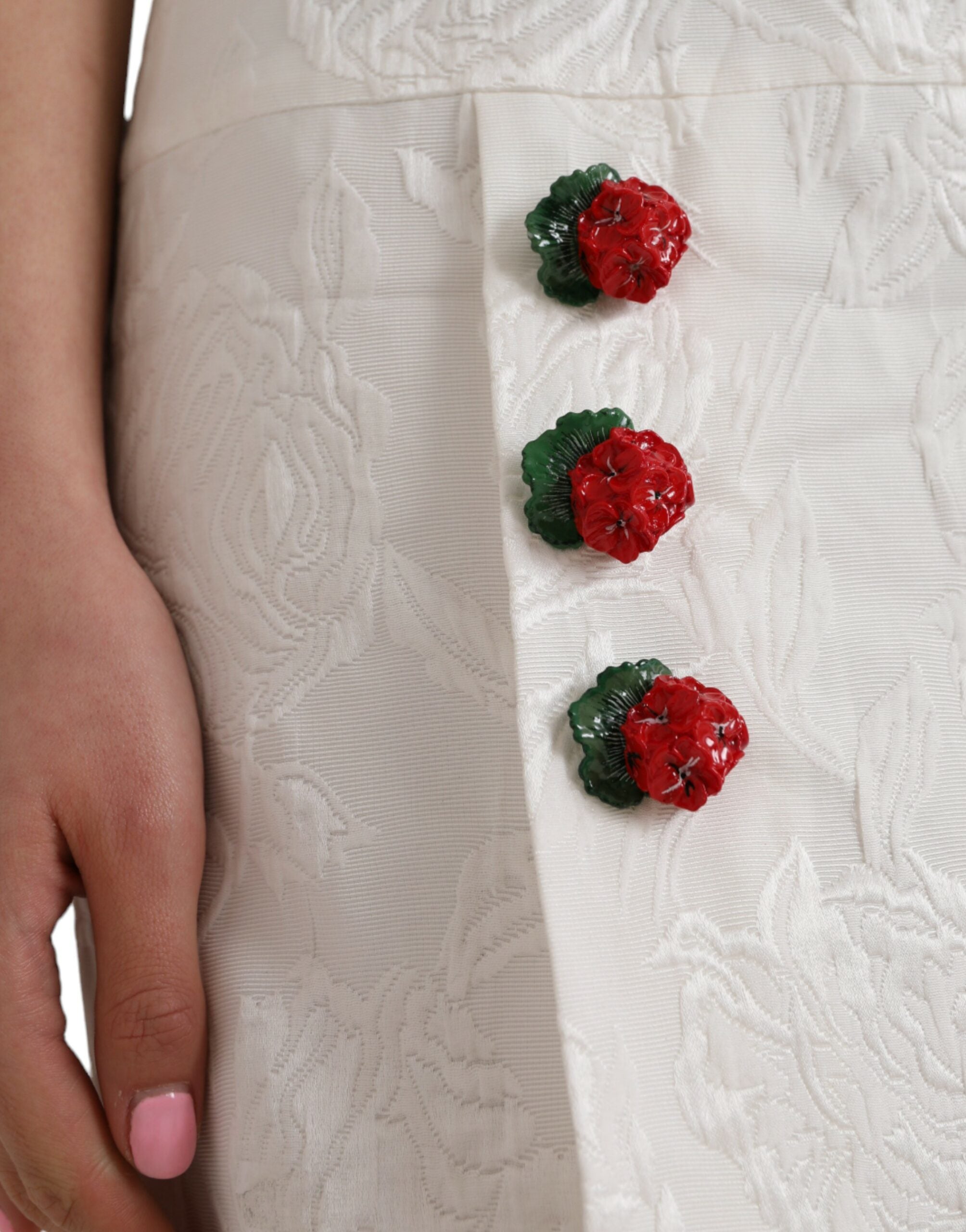 تنورة دولتشي آند غابانا القصيرة المزينة بالبروكار والزهور البيضاء