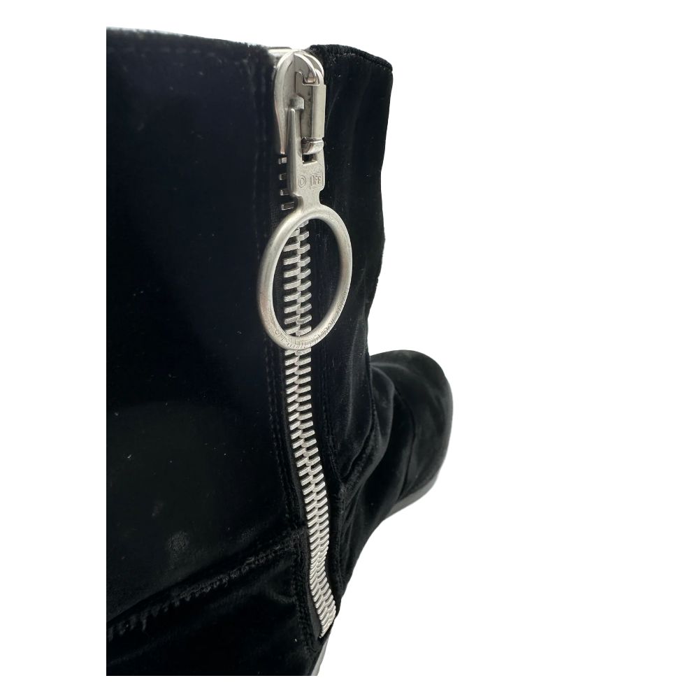 حذاء نسائي طويل حتى الكاحل من جلد العجل باللون الأسود والأبيض