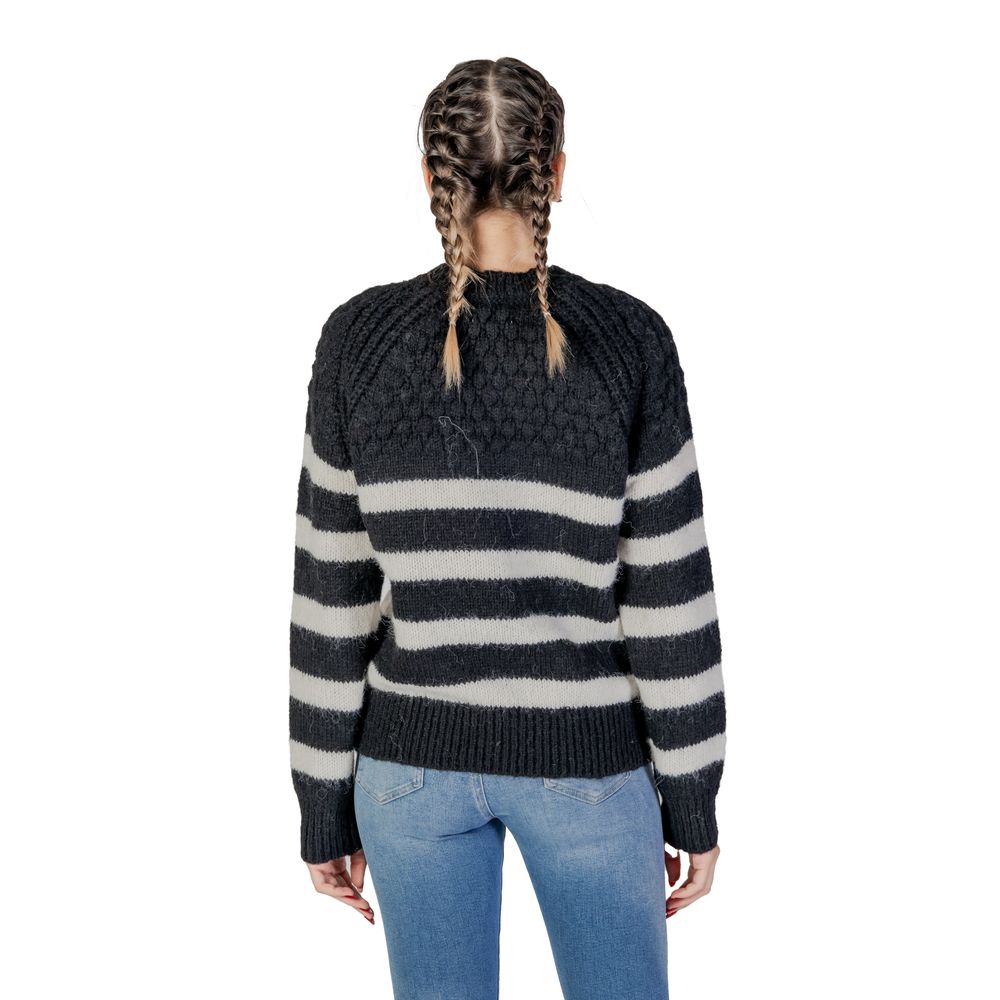 سترة من البوليستر المعاد تدويره باللونين الأبيض والأسود فقط