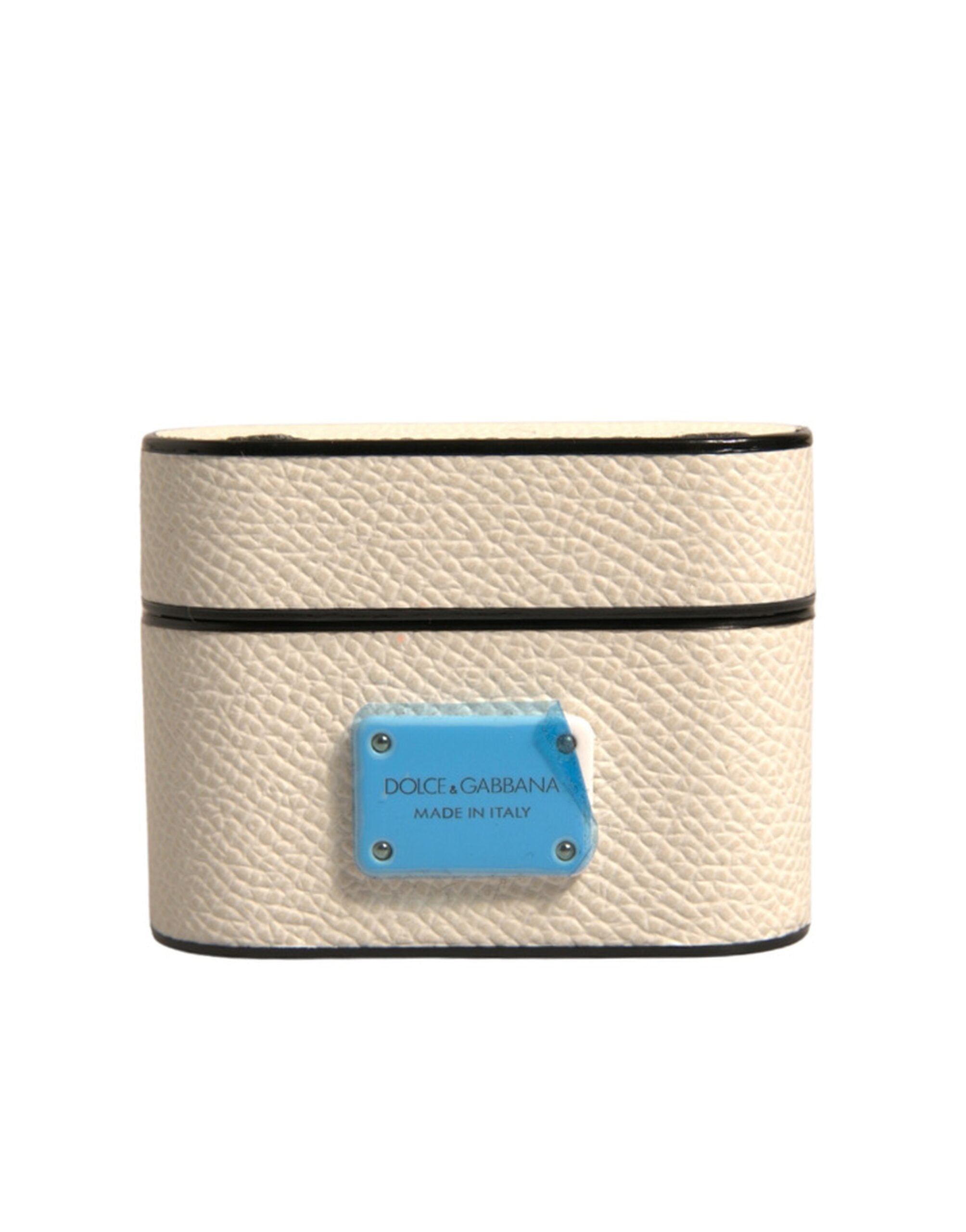 حافظة سماعات Airpods من دولتشي آند غابانا، مصنوعة من الجلد الأبيض، ومزينة بشعار معدني