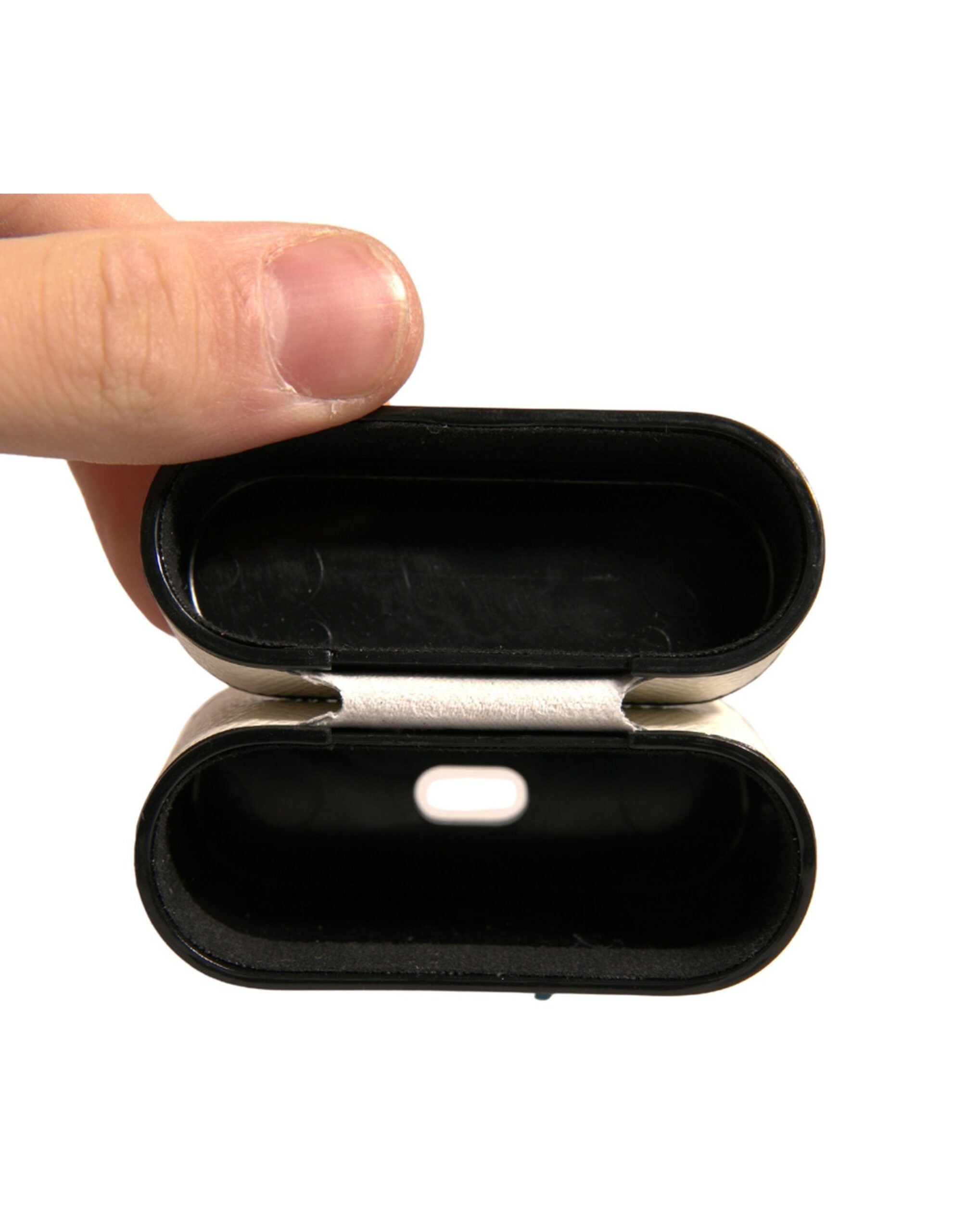 حافظة سماعات Airpods من دولتشي آند غابانا، مصنوعة من الجلد الأبيض، ومزينة بشعار معدني