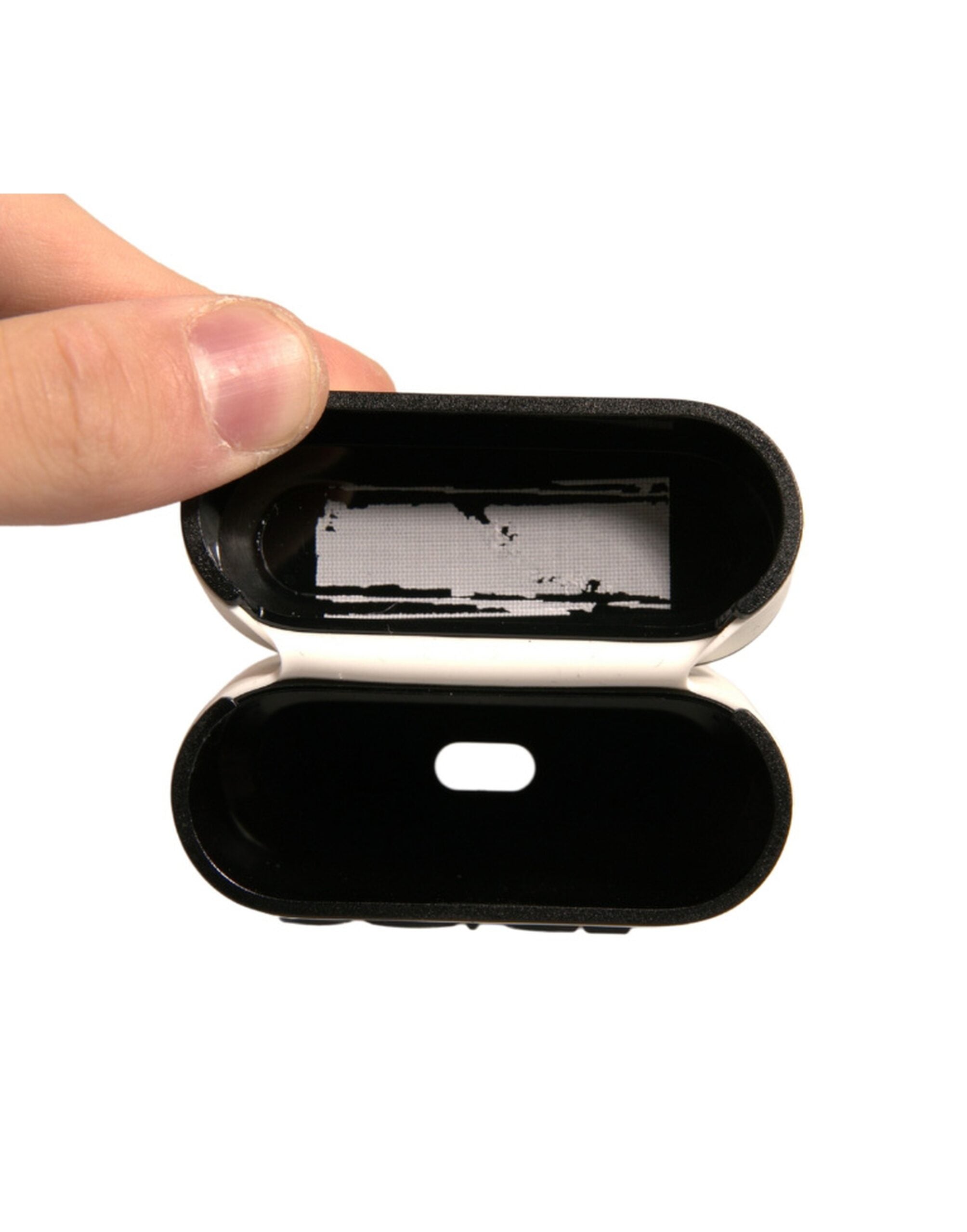 حافظة سماعات Airpods من دولتشي آند غابانا، مصنوعة من مادة PVC بيضاء منقوش عليها شعار دولتشي آند غابانا