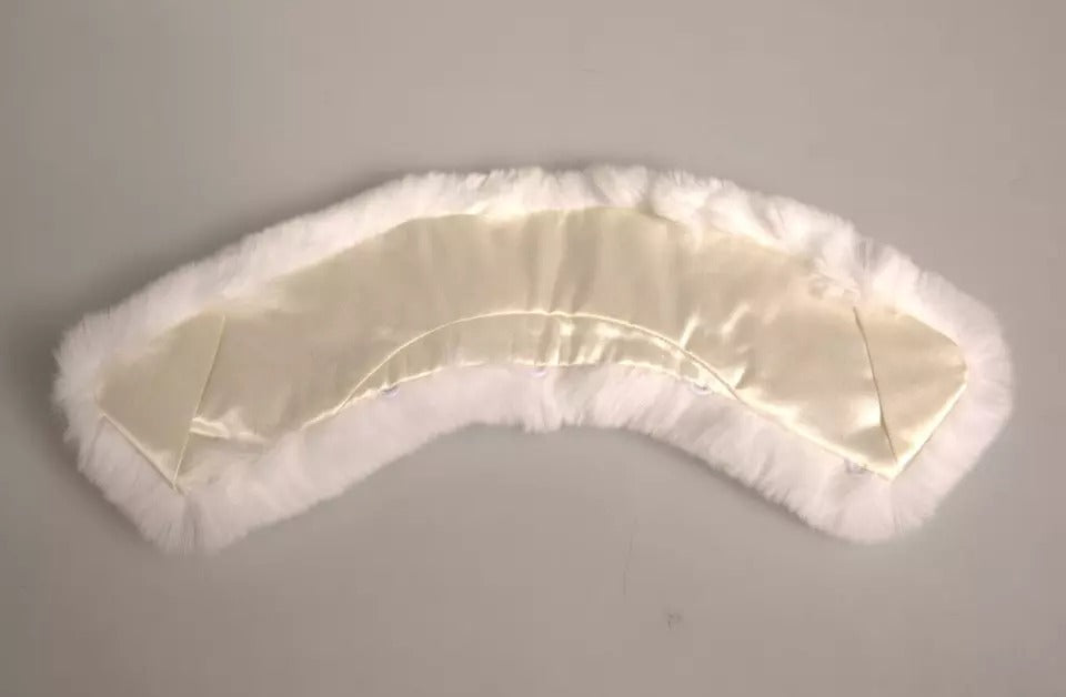 وشاح دولتشي آند غابانا أبيض من الفرو مع ياقة كتف ملفوفة