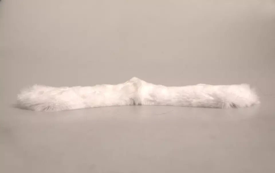 وشاح دولتشي آند غابانا أبيض من الفرو مع ياقة كتف ملفوفة