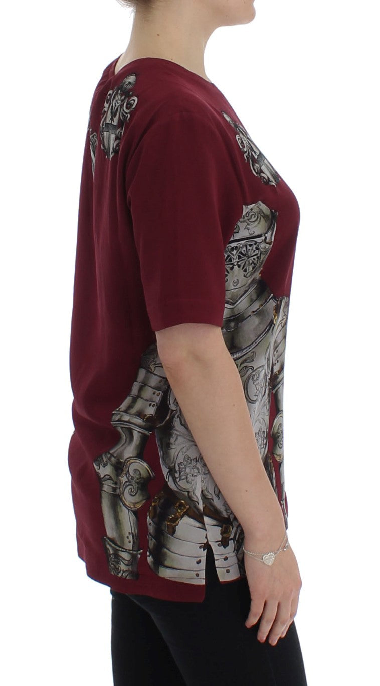 تي شيرت وبلوزة حريرية بطبعة الفارس الأحمر من دولتشي آند غابانا