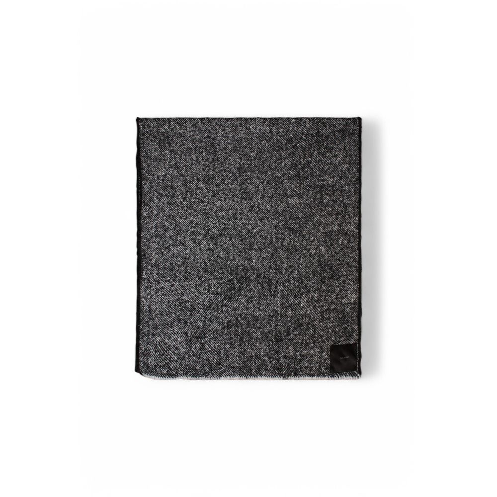 وشاح كالفن كلاين بوليستر باللونين الأبيض والأسود