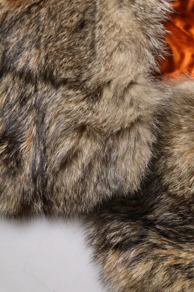 وشاح دولتشي آند غابانا بني من الفرو مع ياقة كتف ورقبة ملفوفة