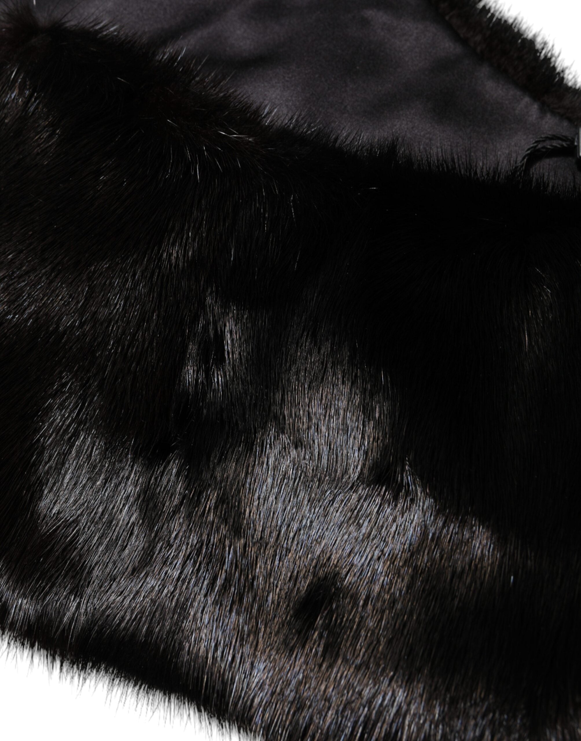 وشاح دولتشي آند غابانا الأسود المصنوع من الفرو مع غطاء للرقبة والياقة