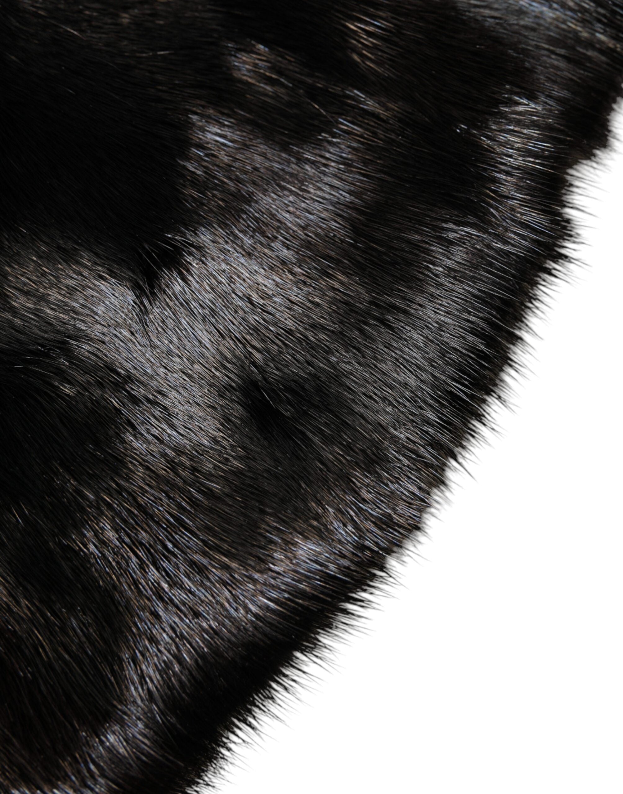 وشاح دولتشي آند غابانا الأسود المصنوع من الفرو مع غطاء للرقبة والياقة