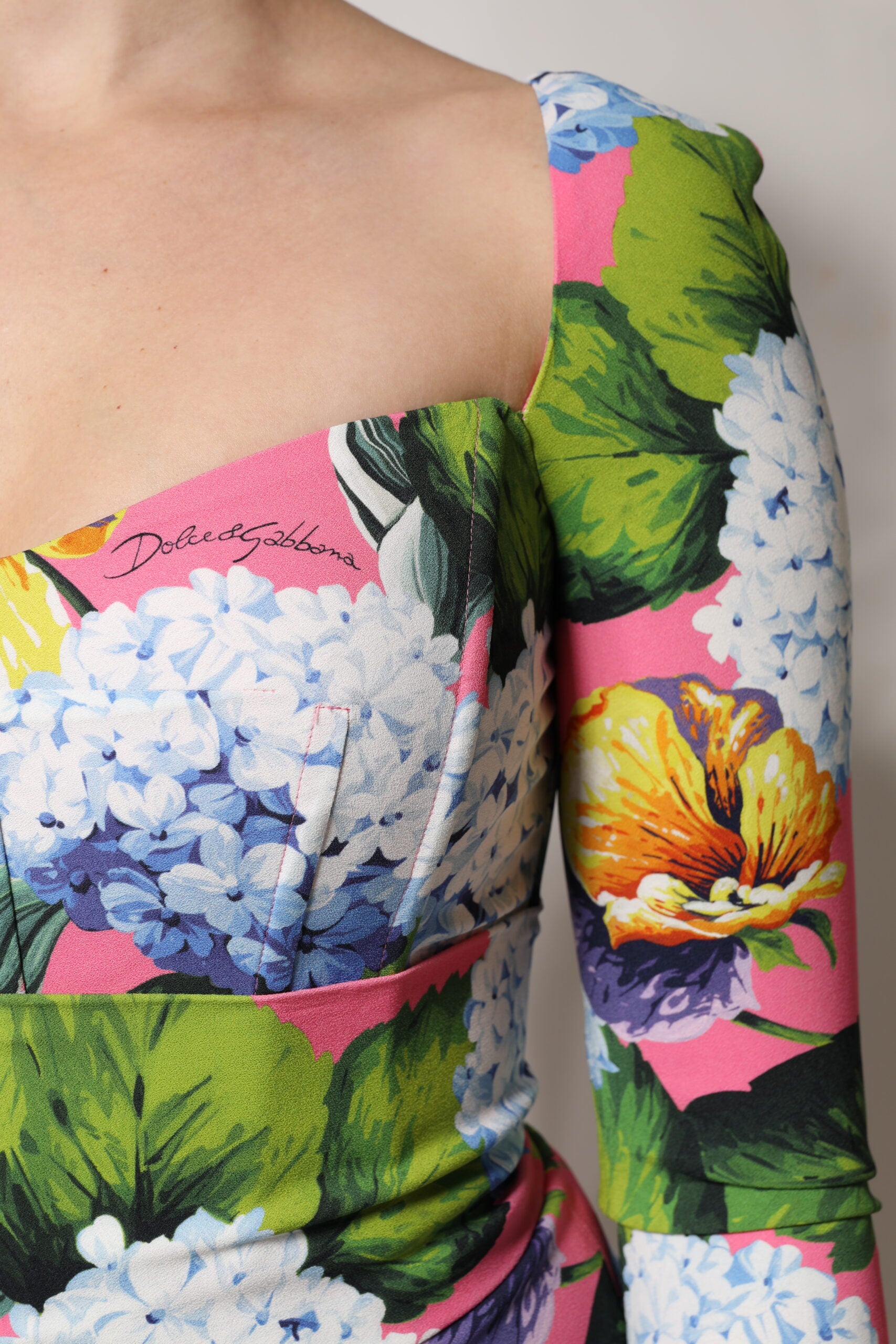 فستان دولتشي آند غابانا متوسط الطول بفتحة جانبية ونقشة زهور متعددة الألوان