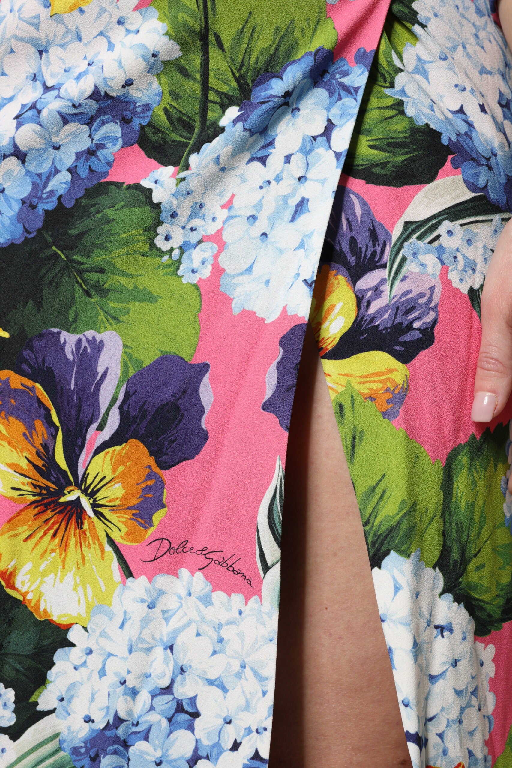 فستان دولتشي آند غابانا متوسط الطول بفتحة جانبية ونقشة زهور متعددة الألوان