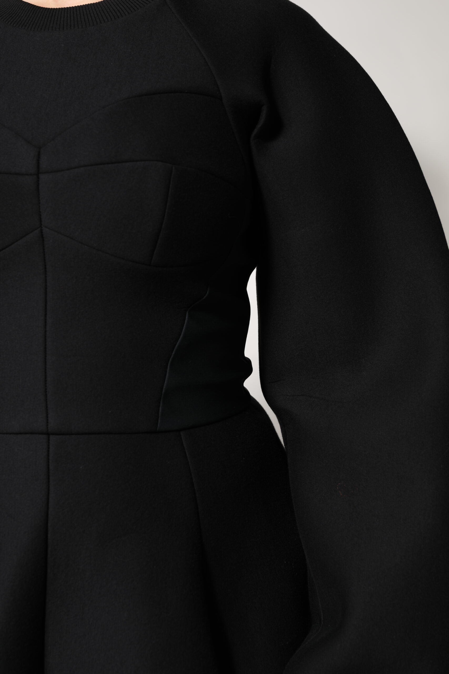 فستان دولتشي آند غابانا قصير من القطن الأسود بأكمام طويلة وقصة A