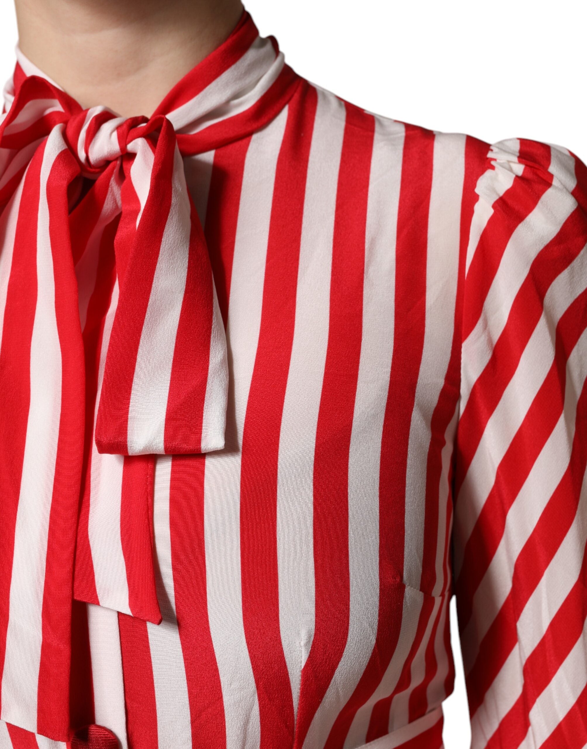 فستان دولتشي آند غابانا أبيض وأحمر مخطط بأكمام طويلة