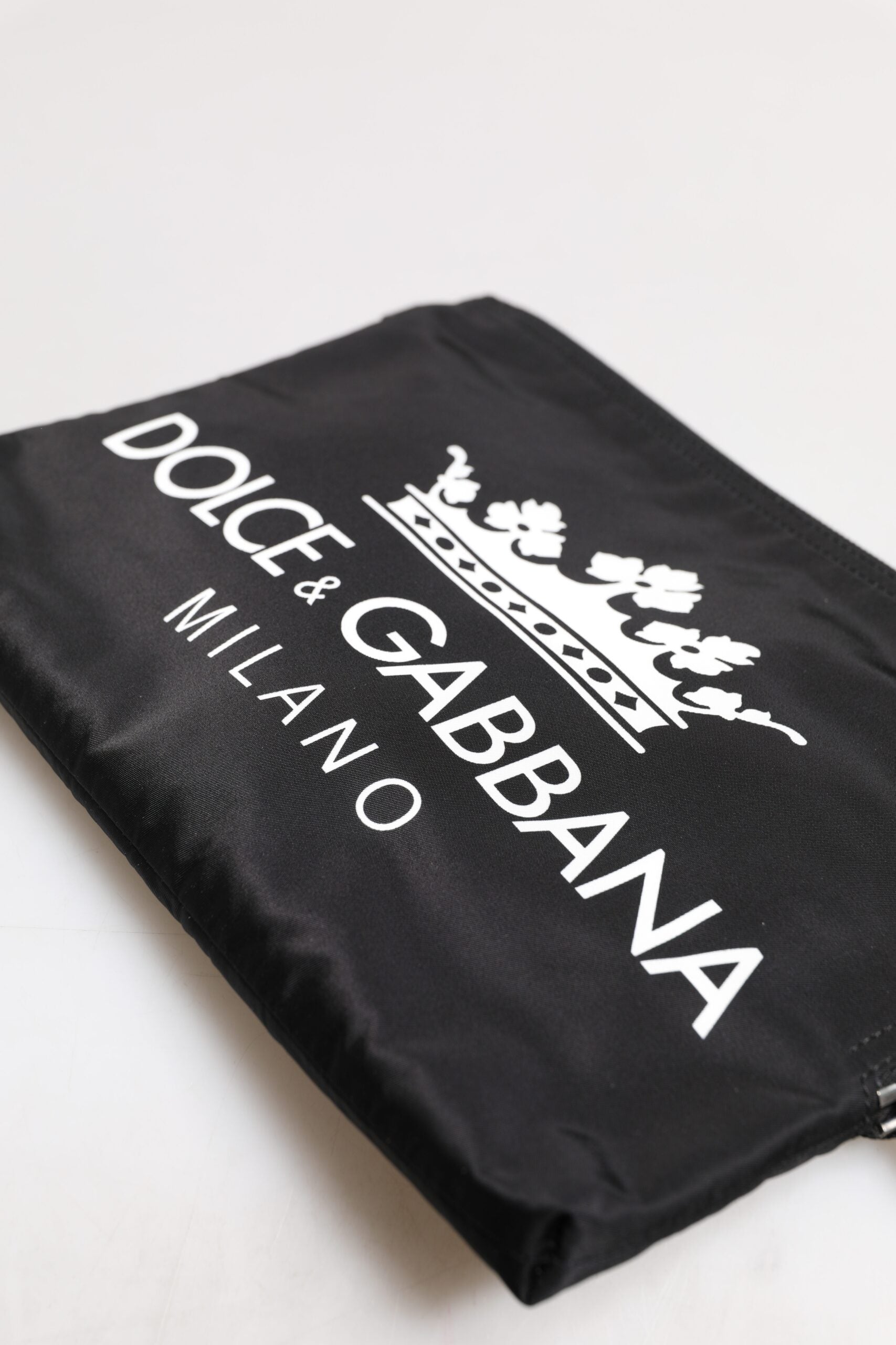 حقيبة كلاتش من النايلون بطبعة DG Milano باللون الأسود من Dolce & Gabbana