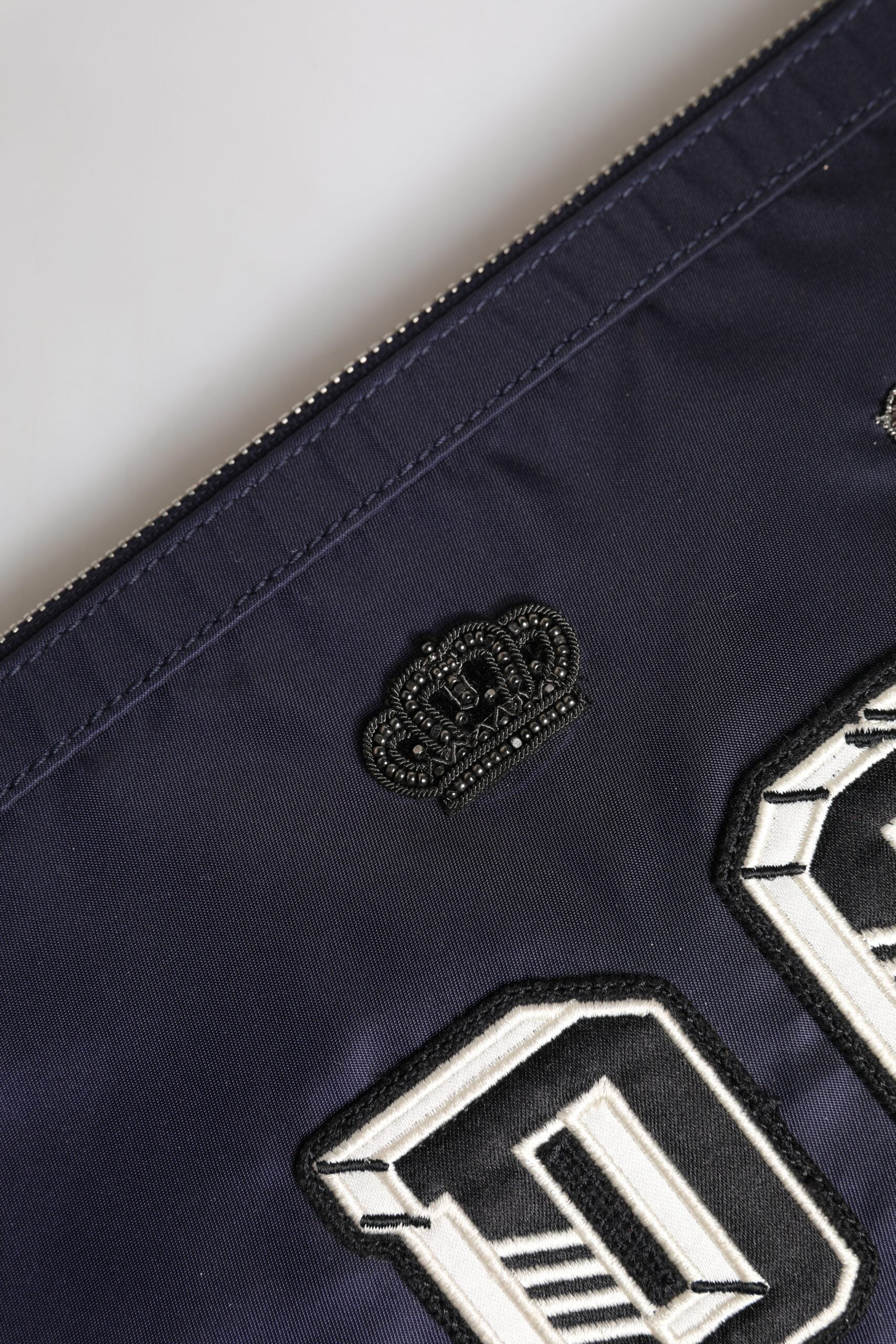 حقيبة كلاتش دولتشي آند غابانا زرقاء مزينة بشعار DG