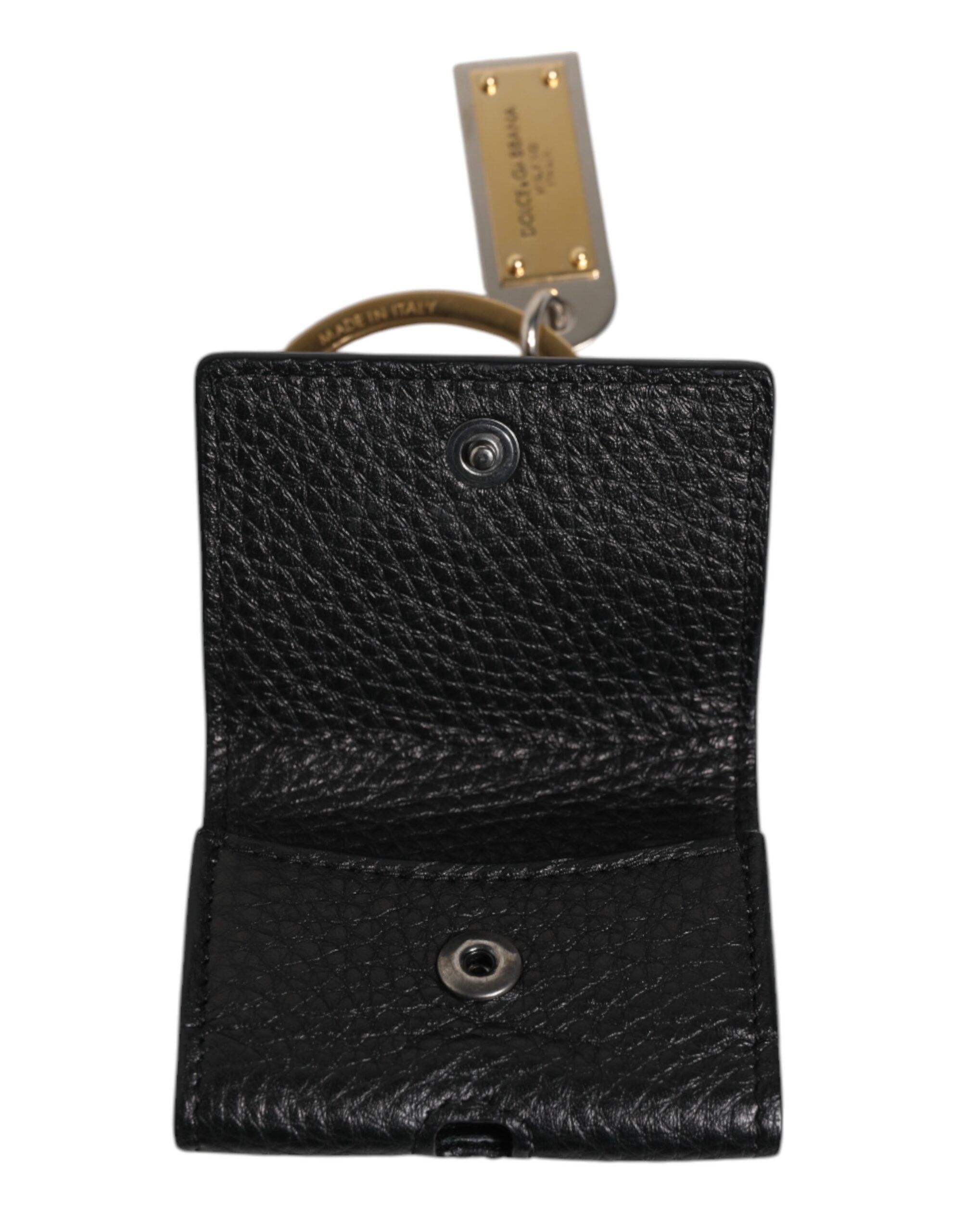 حافظة سماعات Airpods من دولتشي آند غابانا، بحزام جلدي أسود، ولوحة معدنية ذهبية بشعار دولتشي آند غابانا