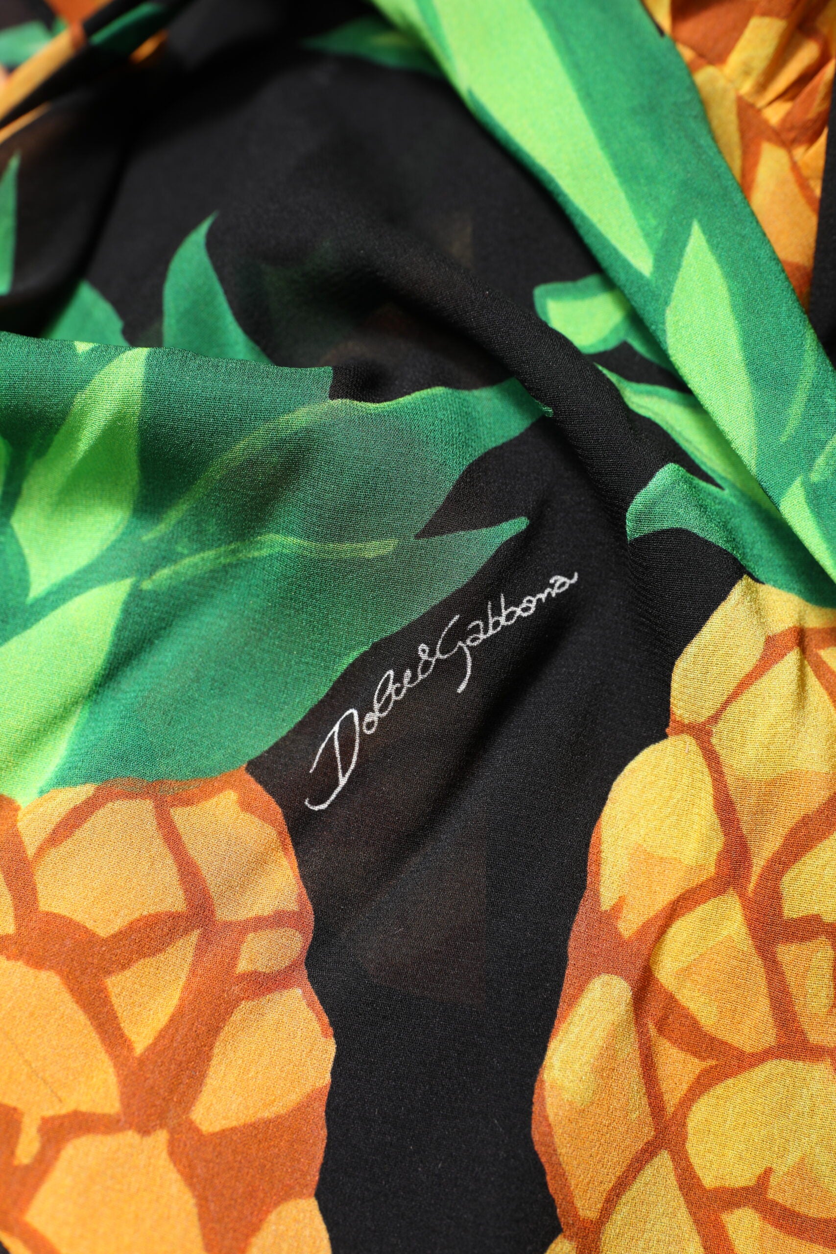 فستان دولتشي آند غابانا الأسود الحريري بطبعة الأناناس