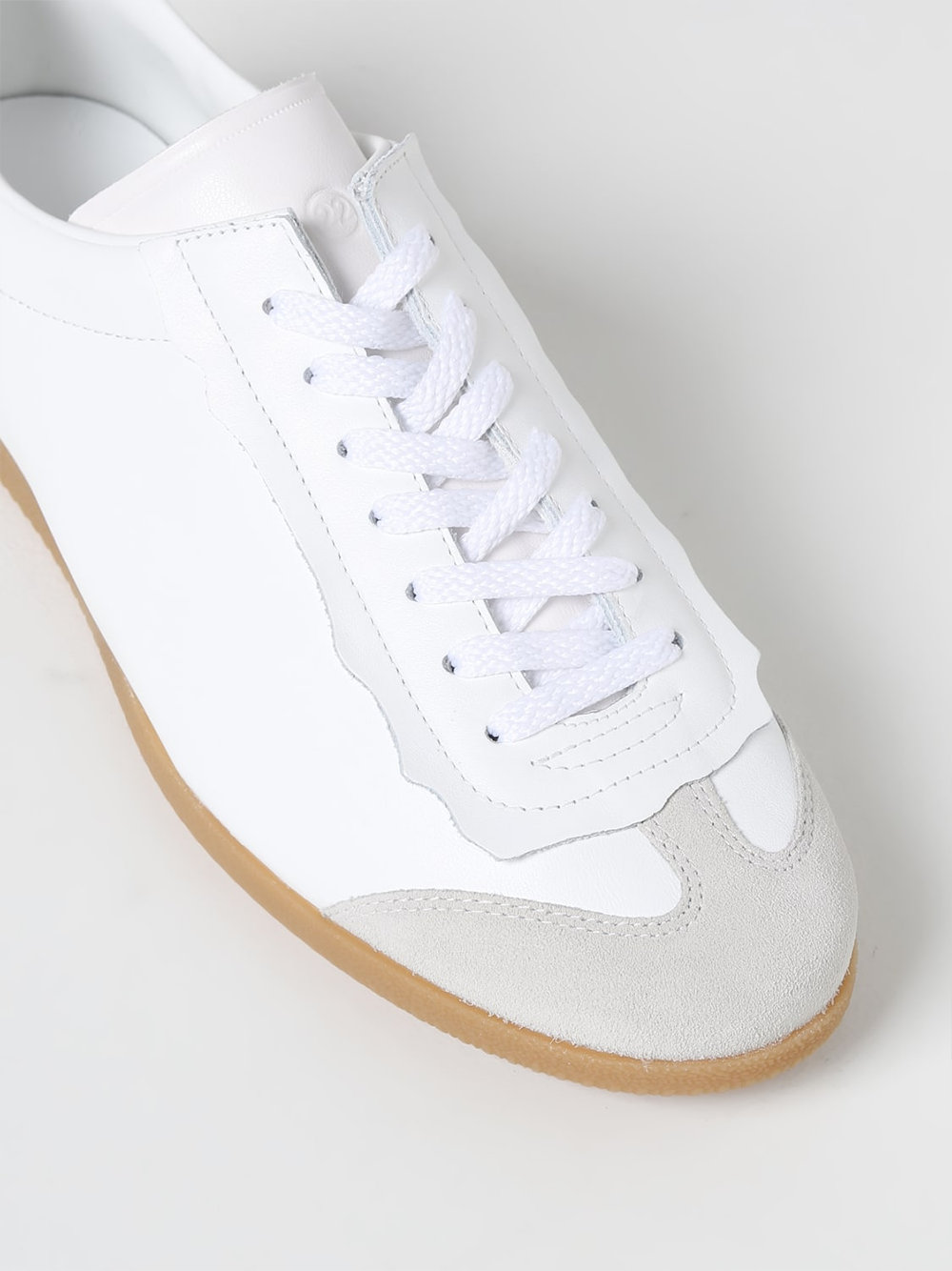 حذاء رياضي خفيف الوزن من الجلد والشمواه من Maison Margiela
